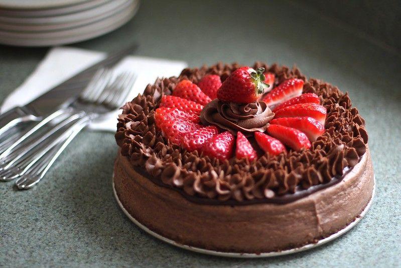 Marcipánová kakaová torta s krémom a jahodami