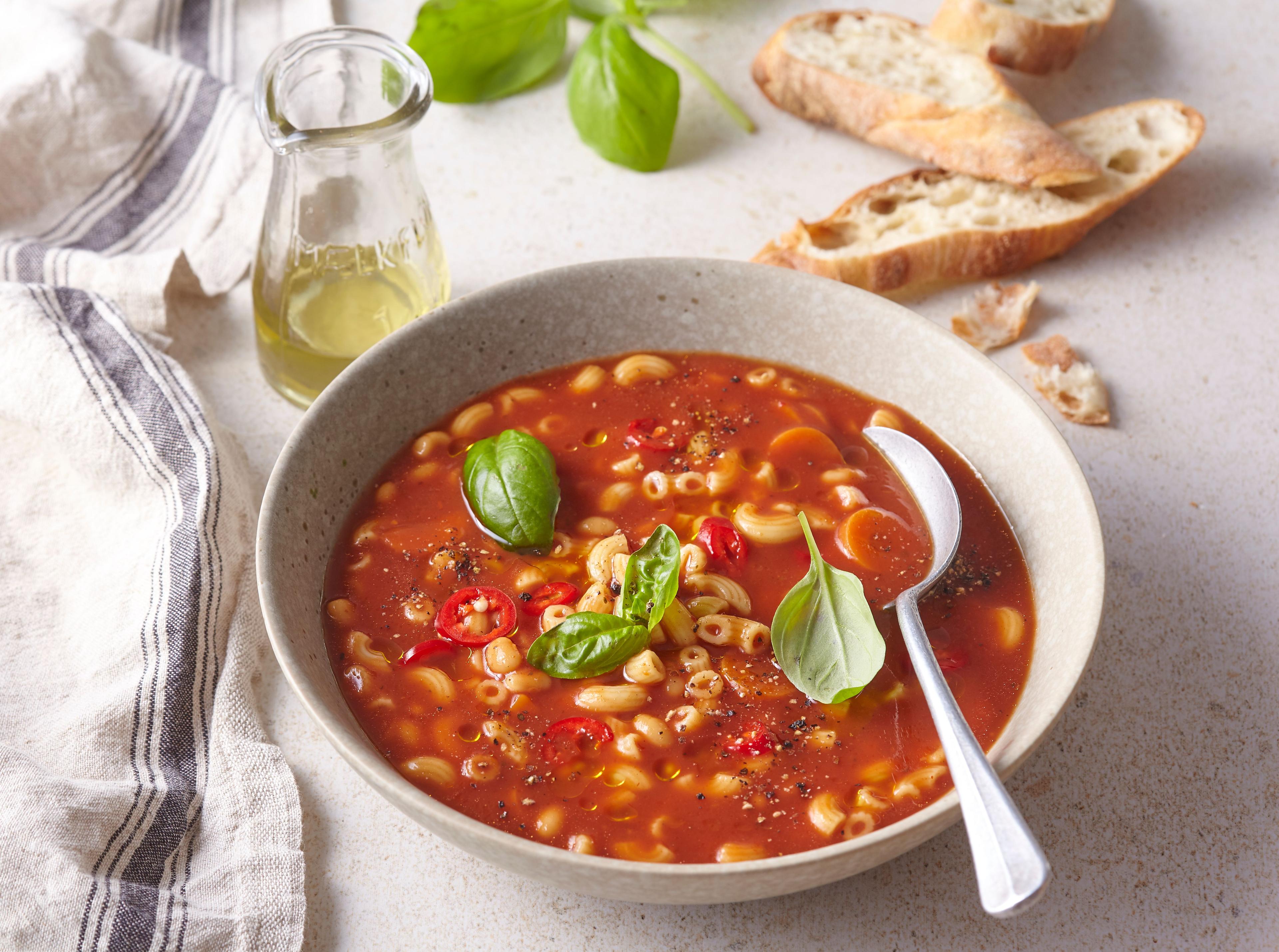 Tradičná talianska polievka Pasta e fagioli