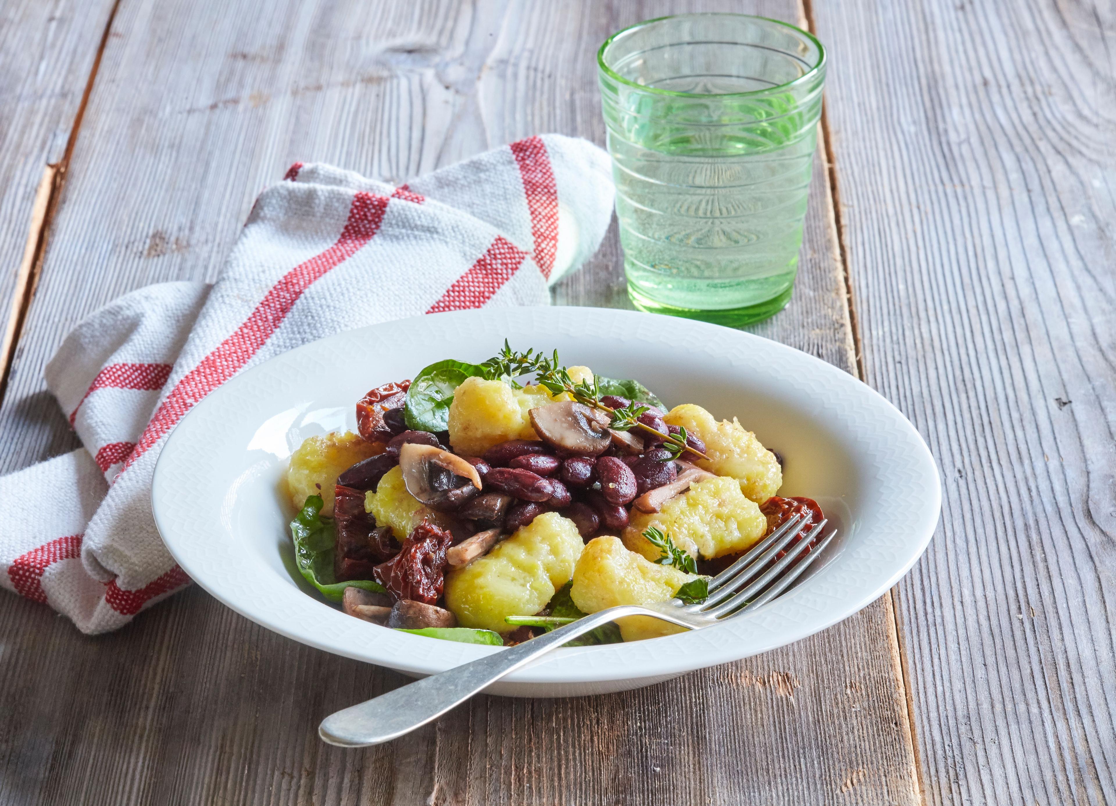 Domáce zemiakové gnocchi s fazuľovým ragú