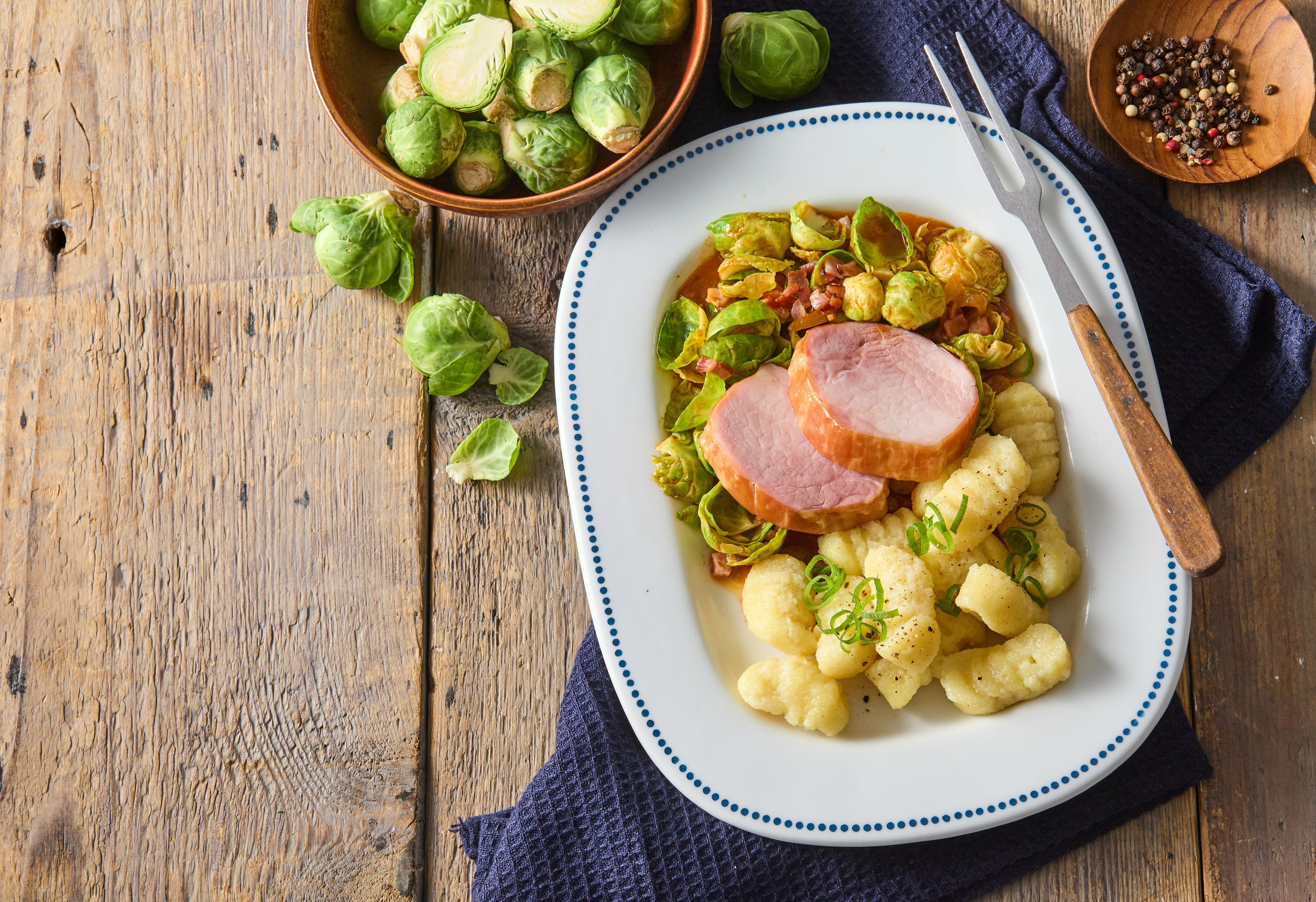 Údené mäso s ružičkovým kelom a zemiakovými gnocchi