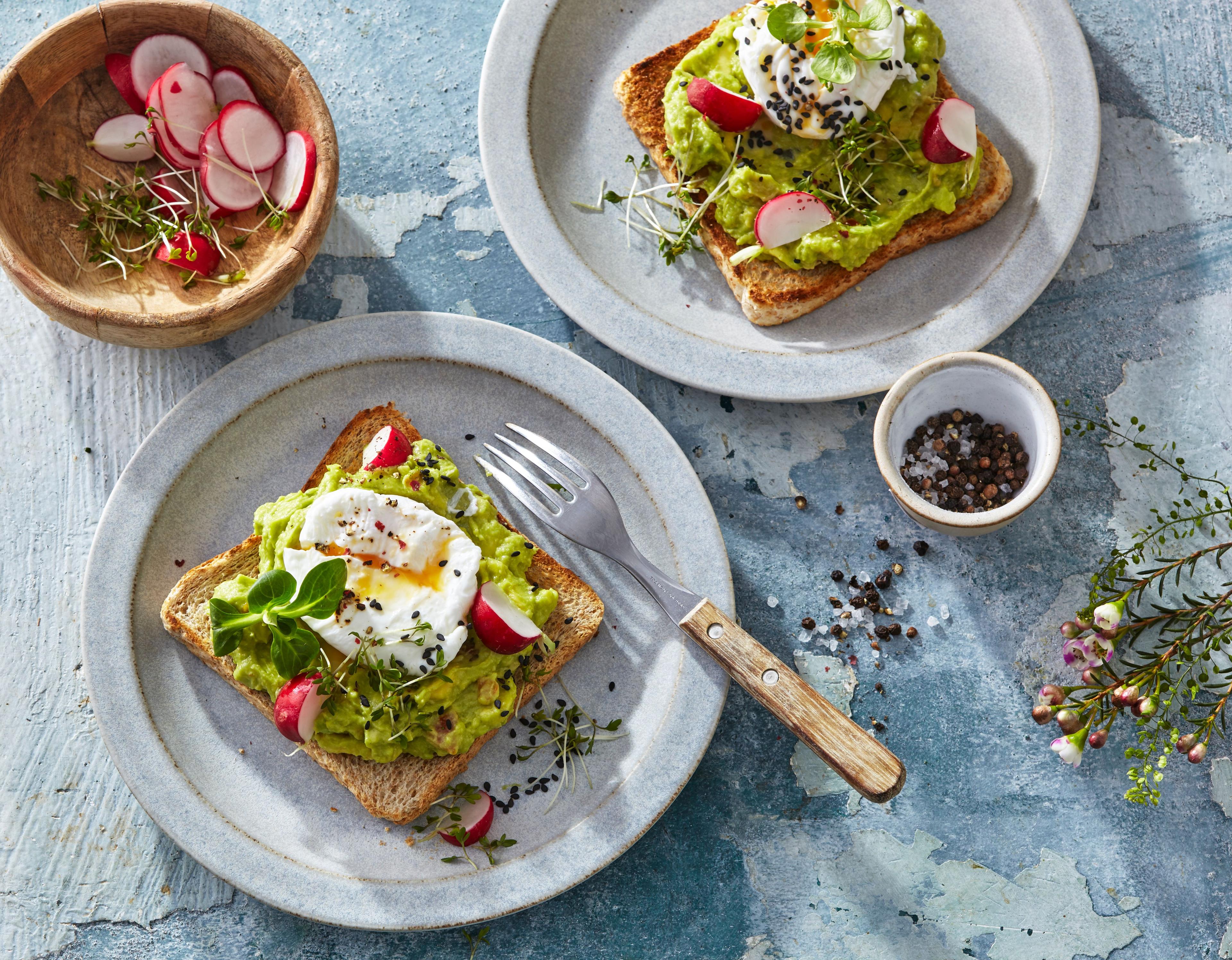 Avokádový toast s reďkovkami a vajíčkom