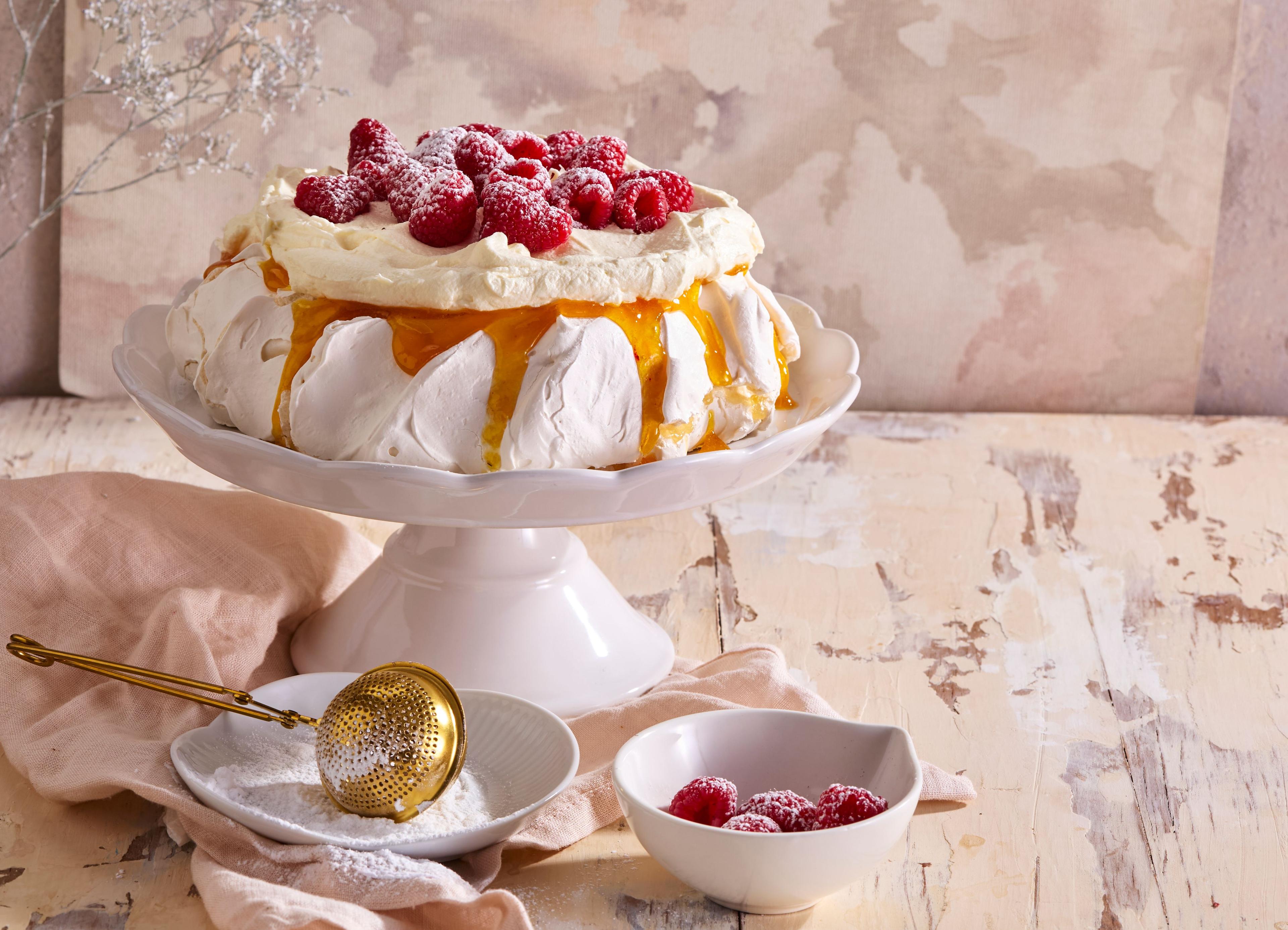 Pavlova torta s kokosovým krémom a mangom