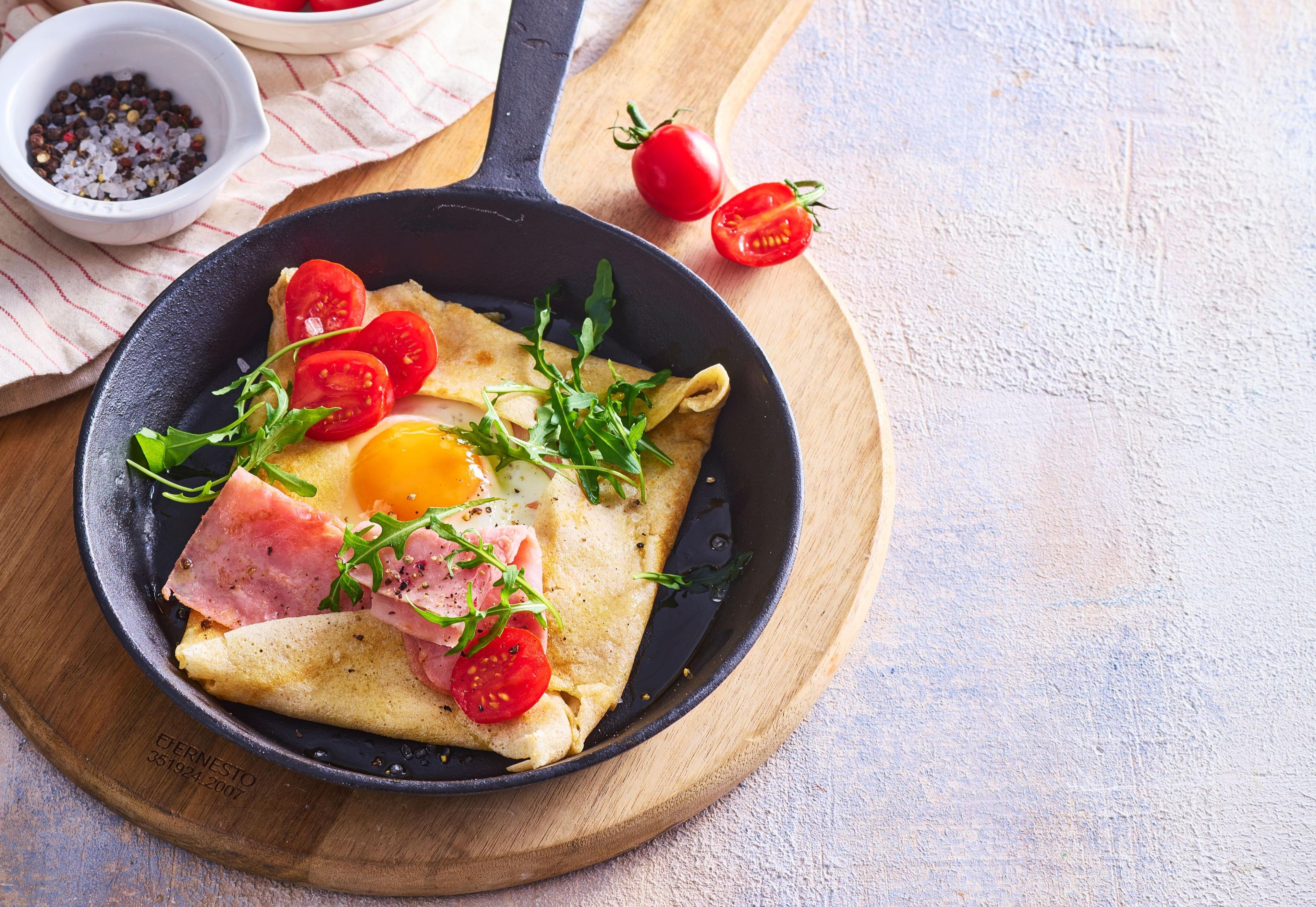 Prekladaná plnená slaná palacinka
