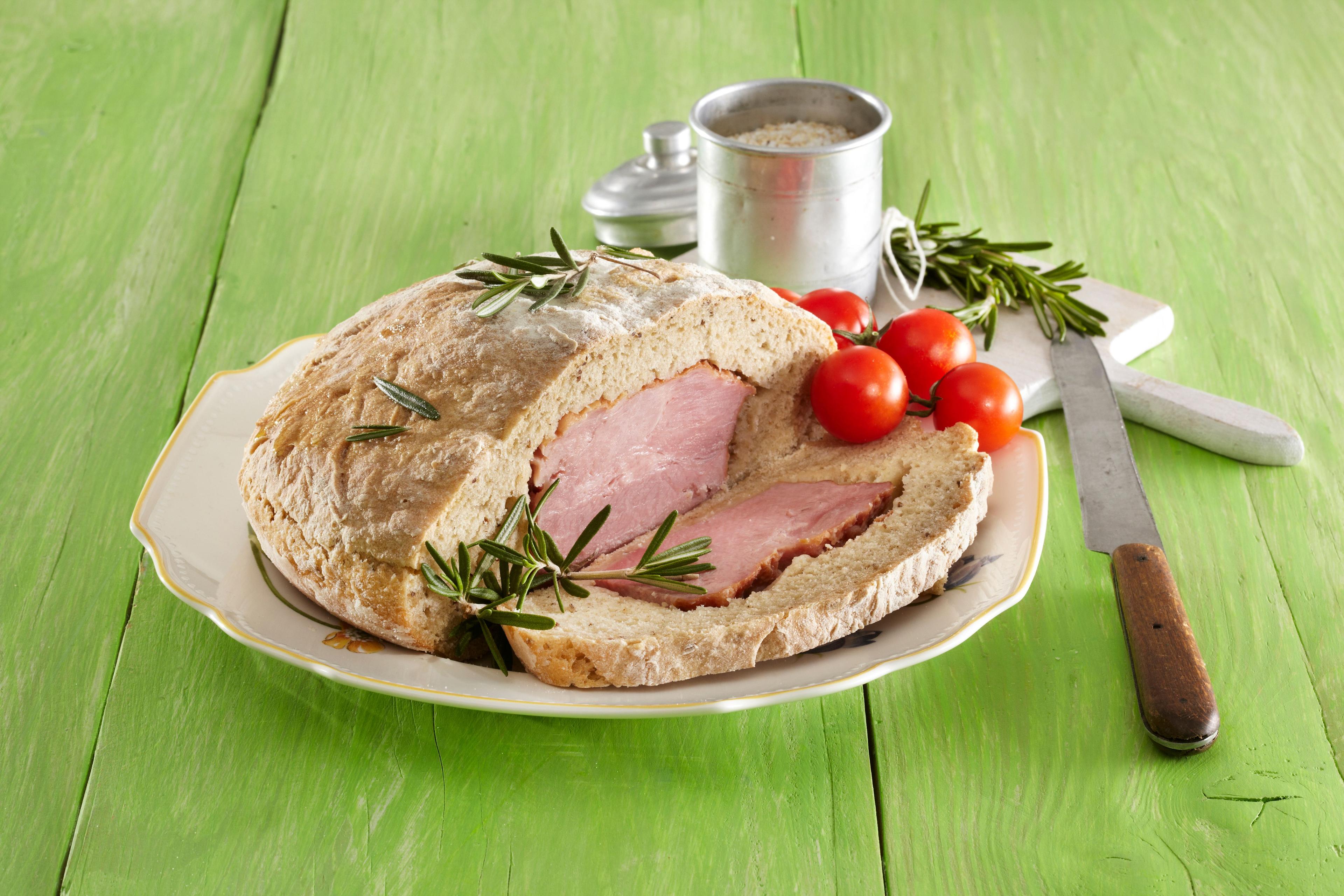 Údené mäso zapečené v chlebovom ceste