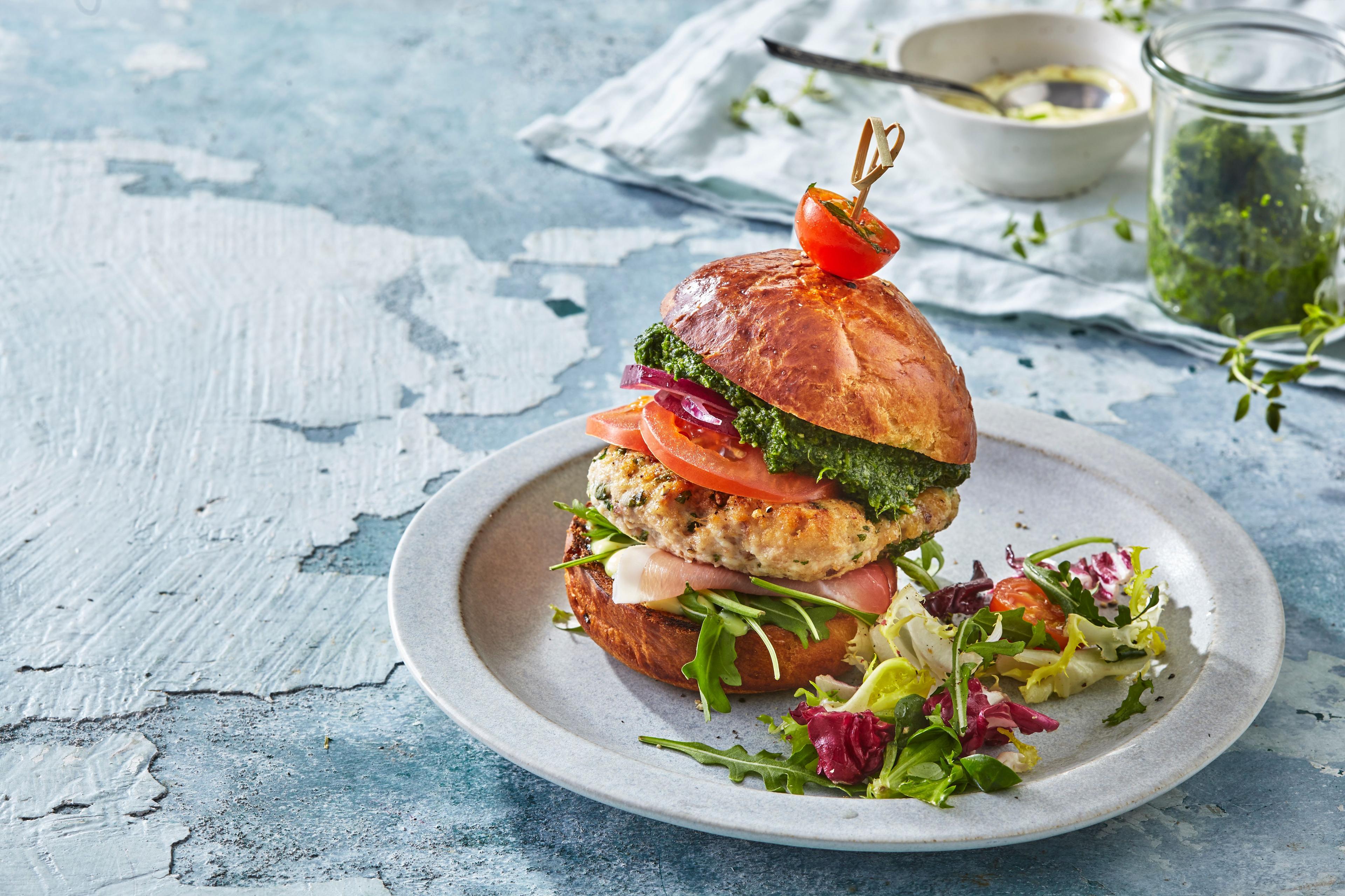 Kurací hamburger s rukolou a pestom z medvedieho cesnaku