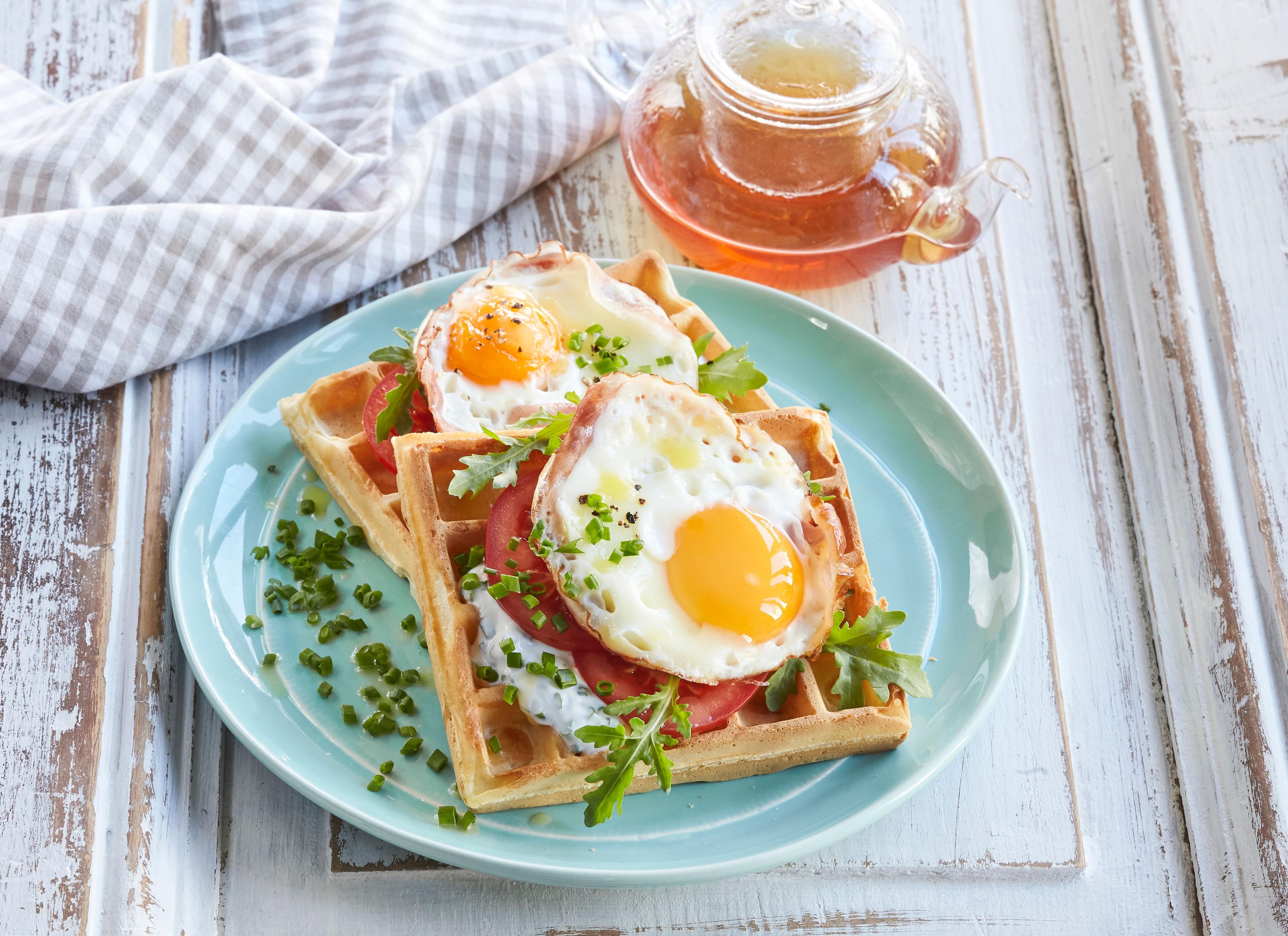 Syrové wafle so šunkou a vajciami