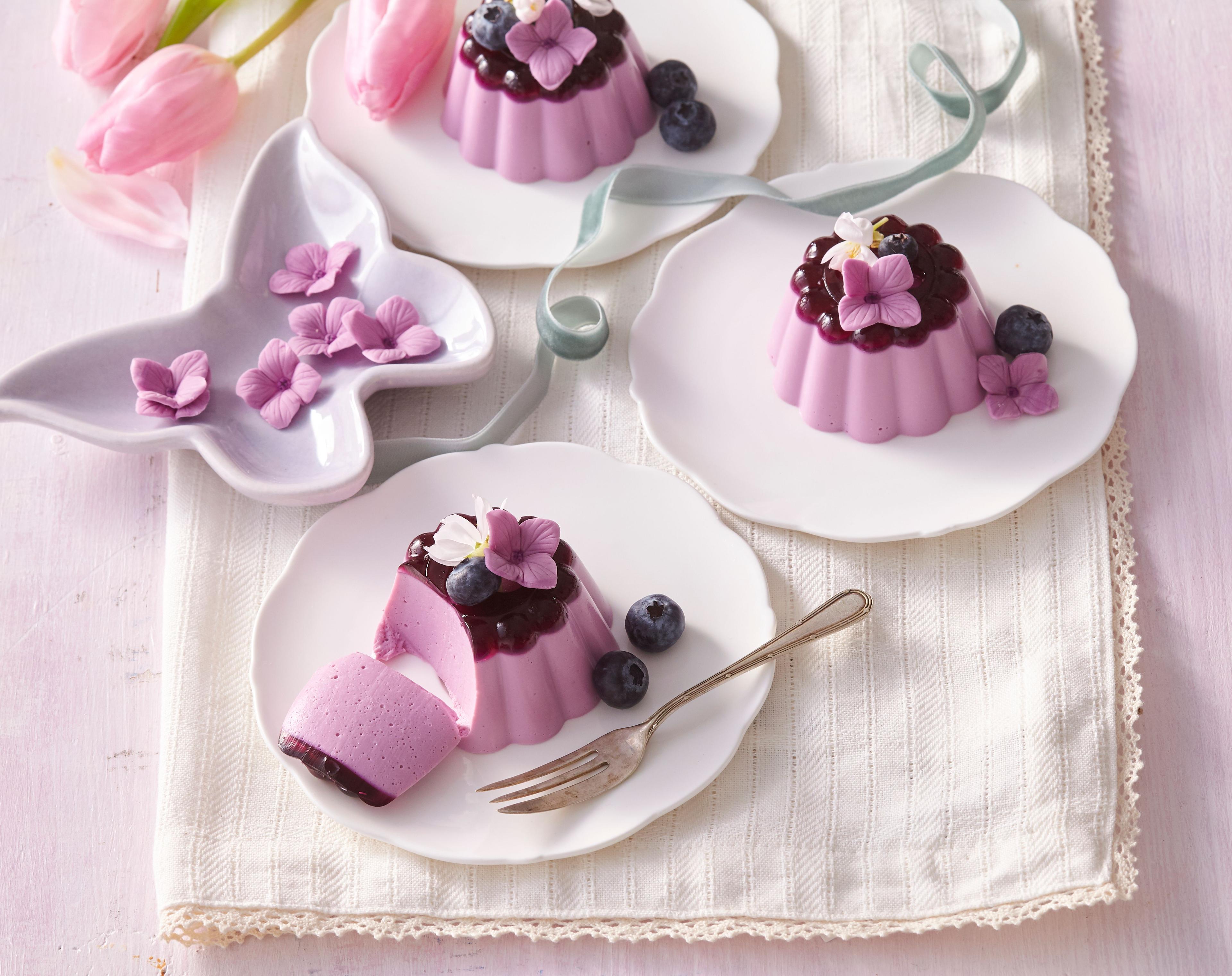 Čučoriedková panna cotta s orgovánovým sirupom
