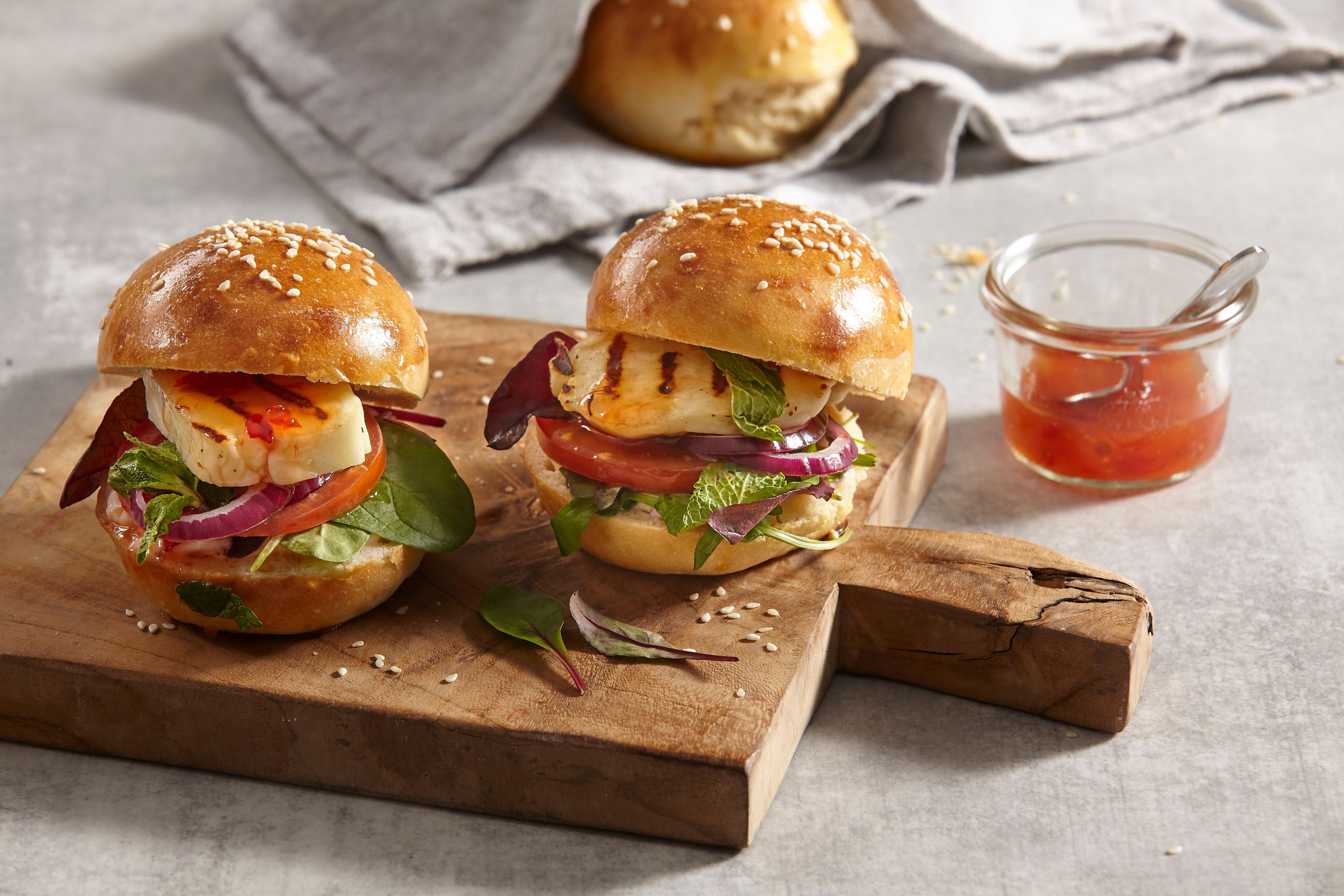 Halloumi burger s domácou žemľou