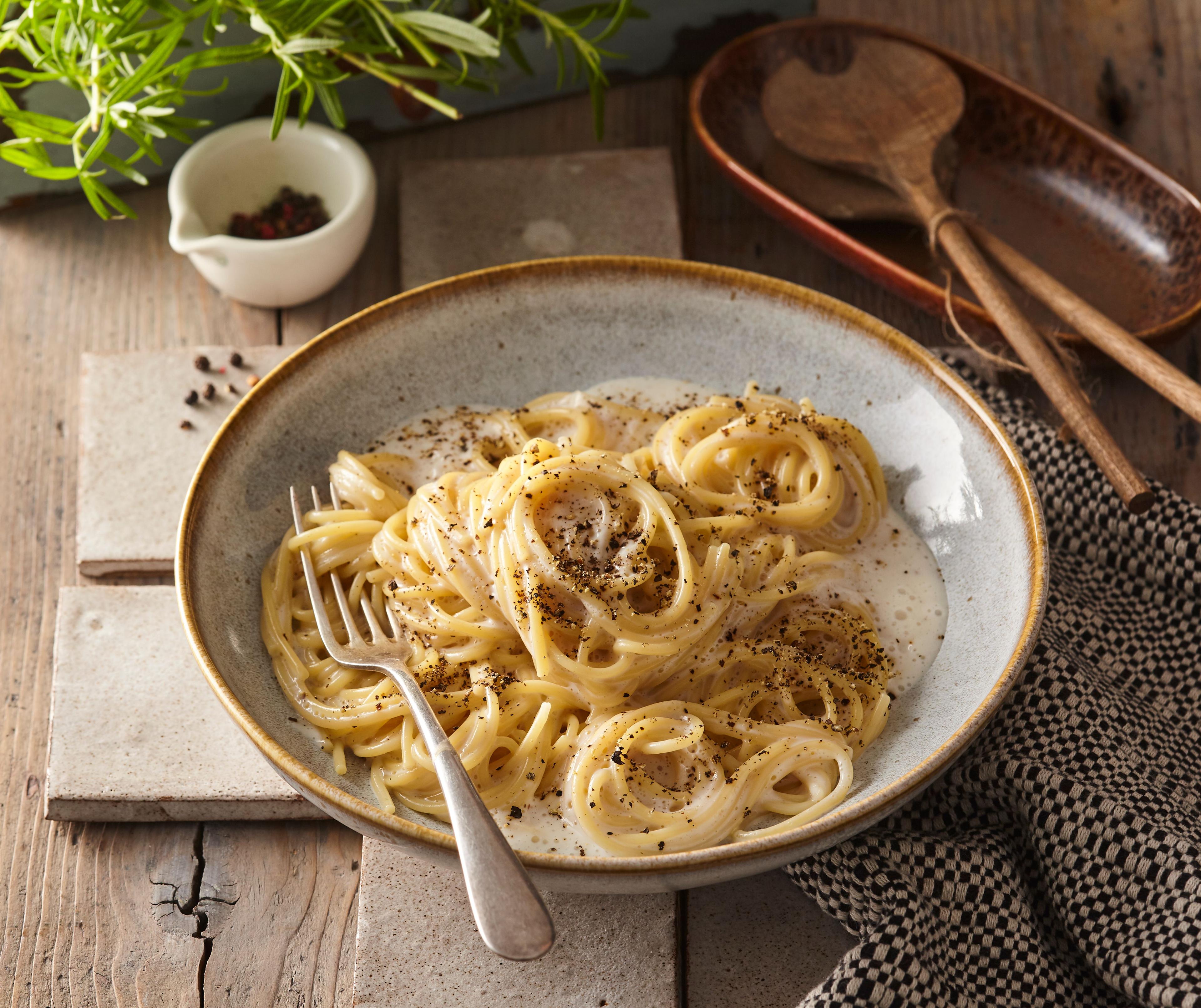 Špagety cacio e pepe