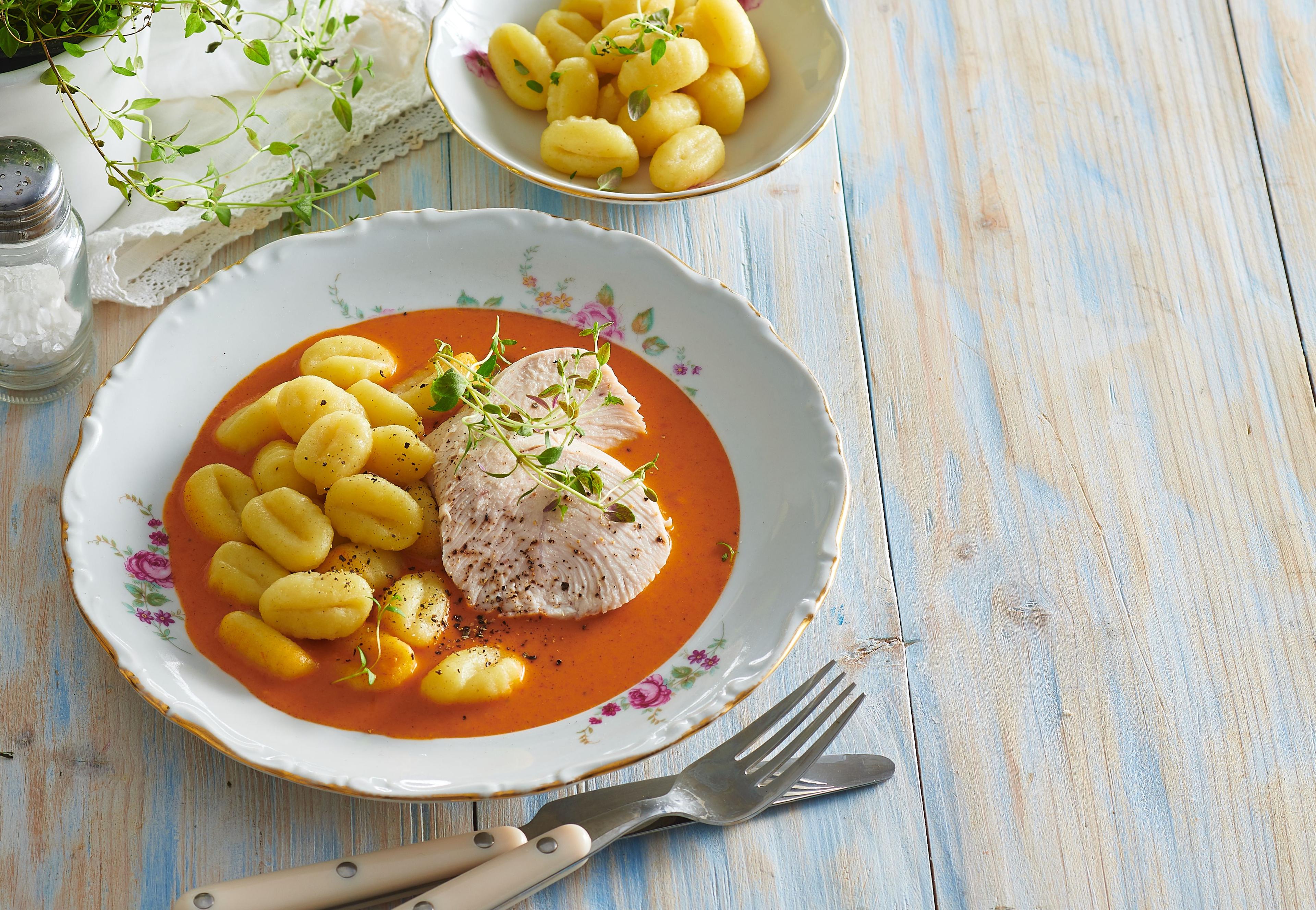 Morčacie mäso na paprike s gnocchi