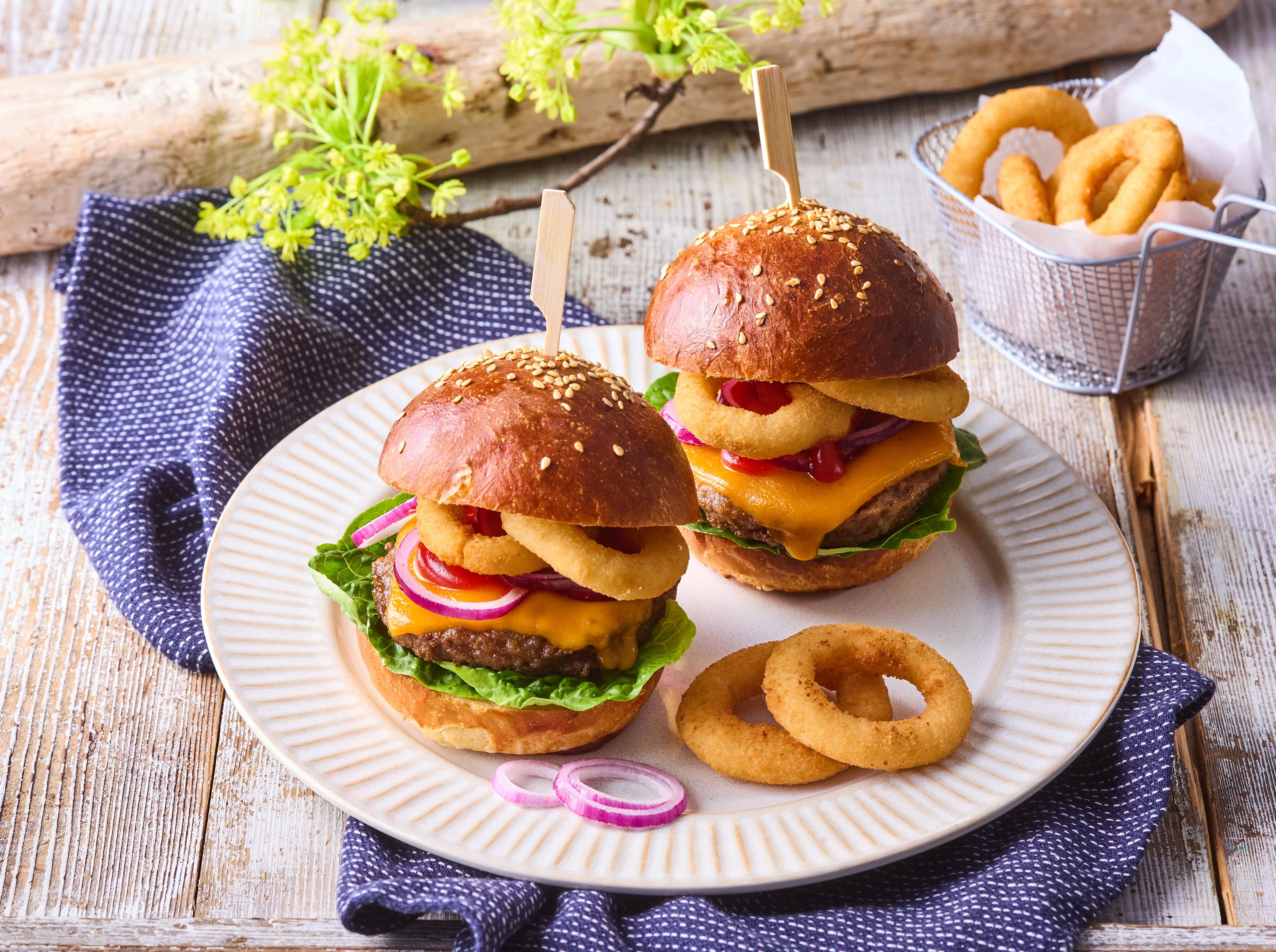 Jalapeño burger s cibuľovými krúžkami