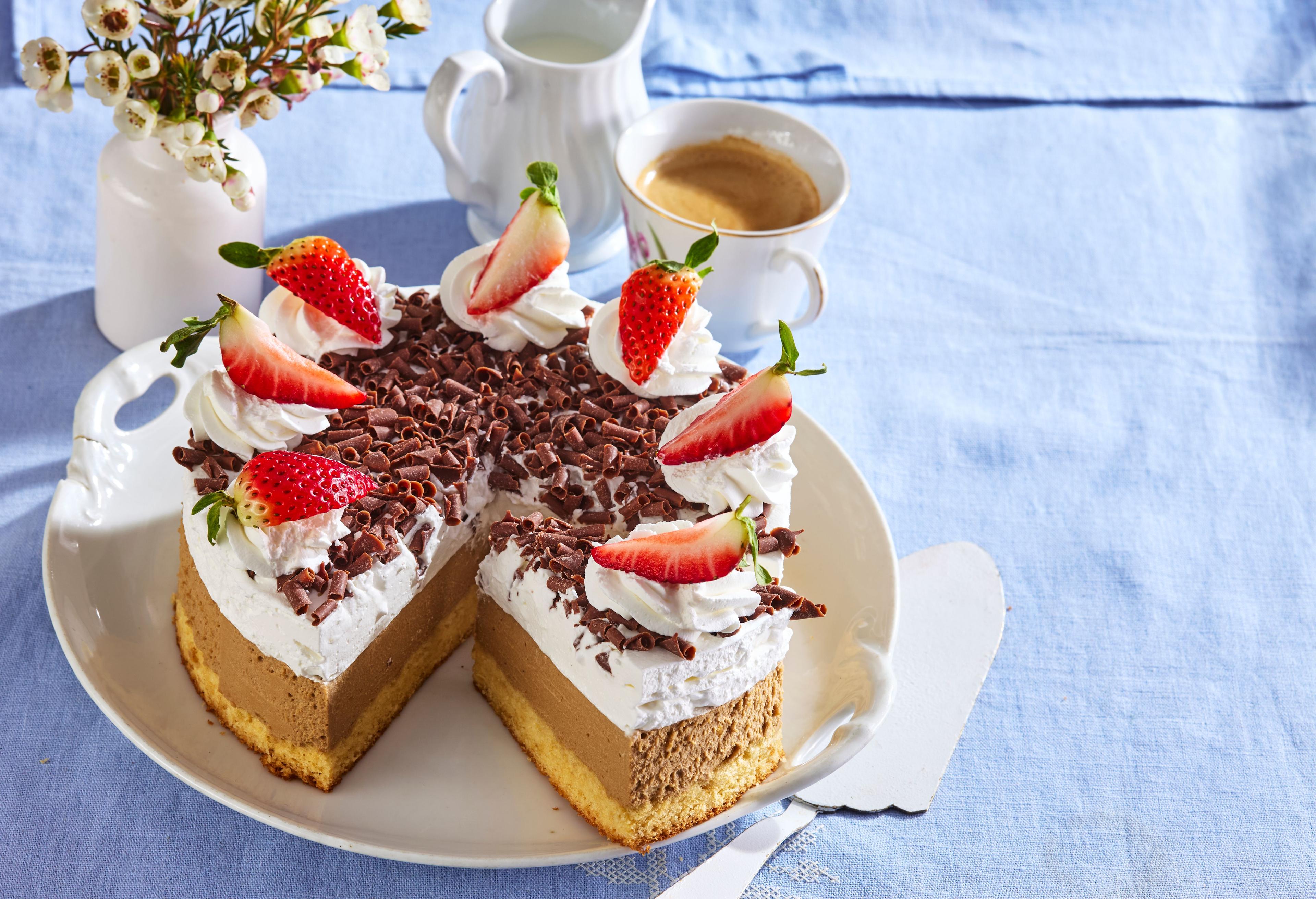 Kávová torta s jahodami
