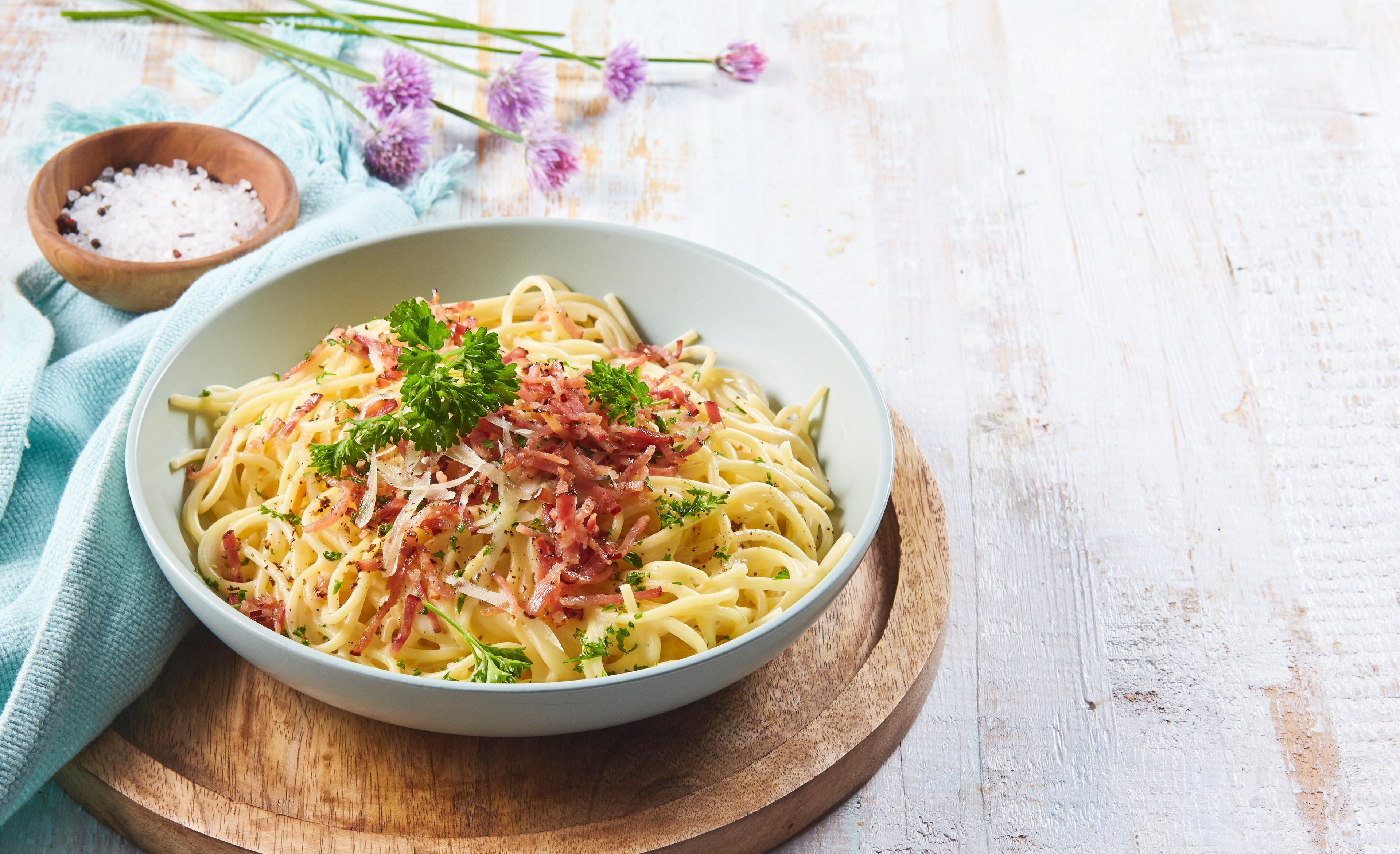 Špagety so slaninou a smotanou omáčkou ala carbonara