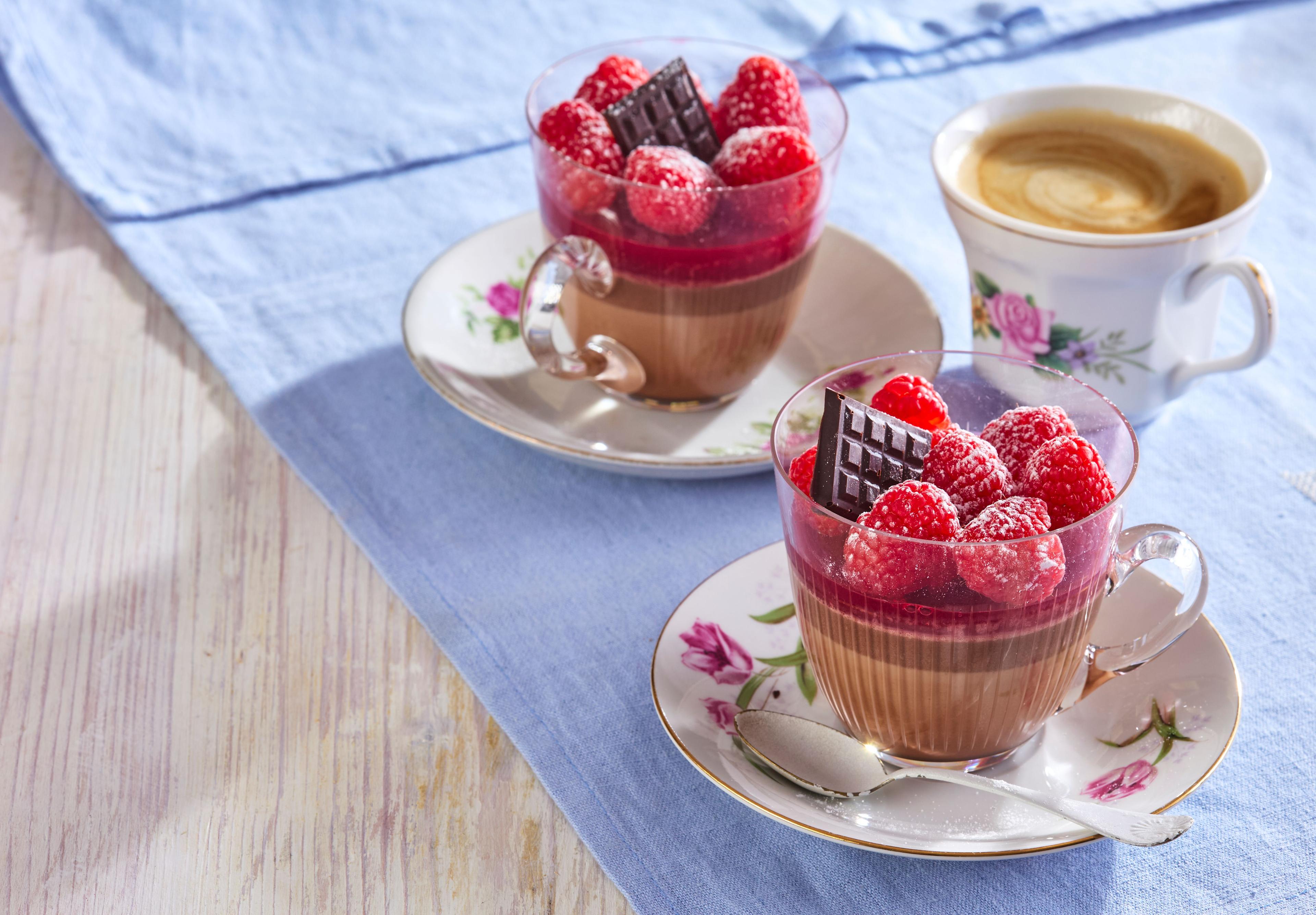 Čokoládová panna cotta s malinovým želé
