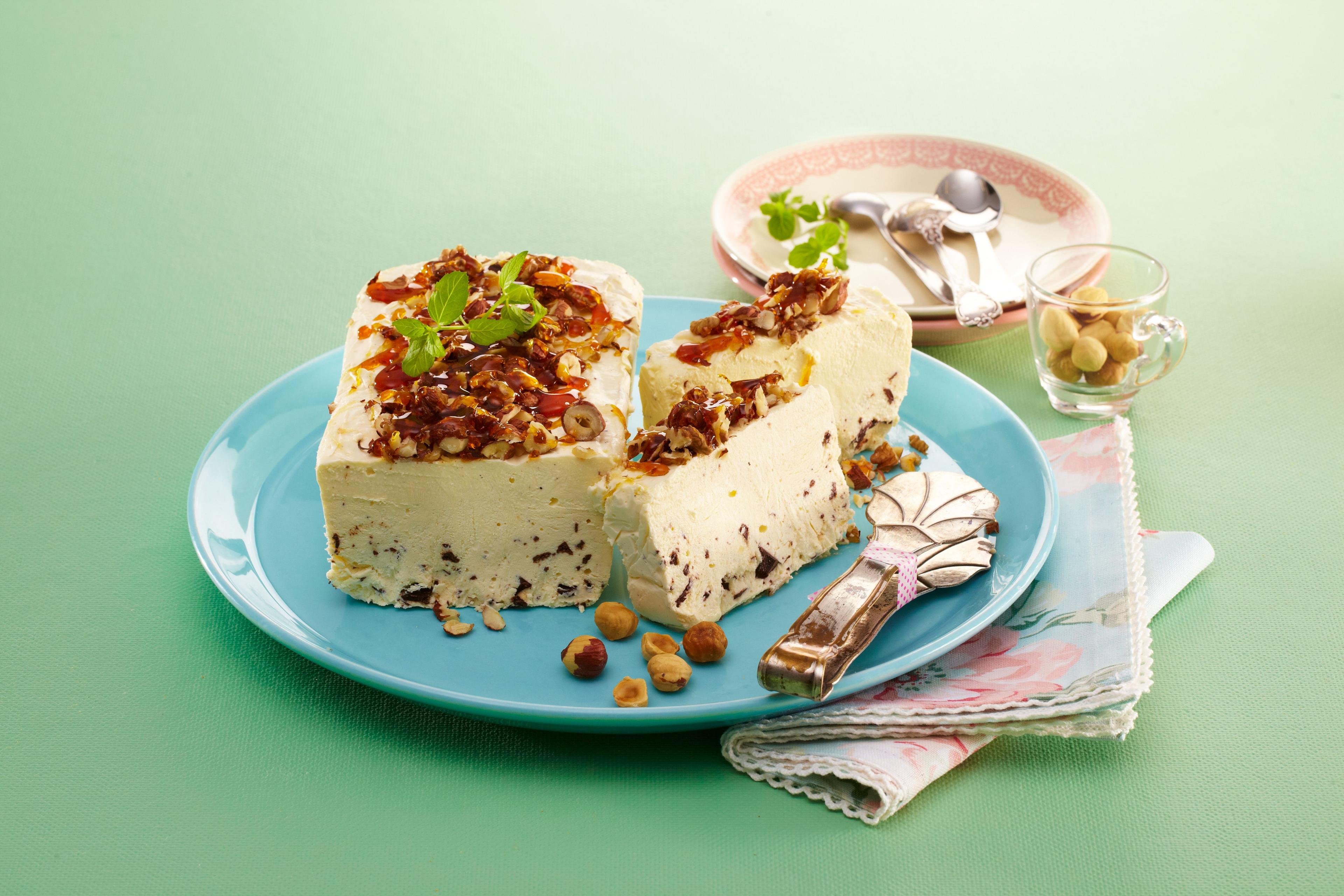 Stracciatelové semifreddo s orechovou krustou