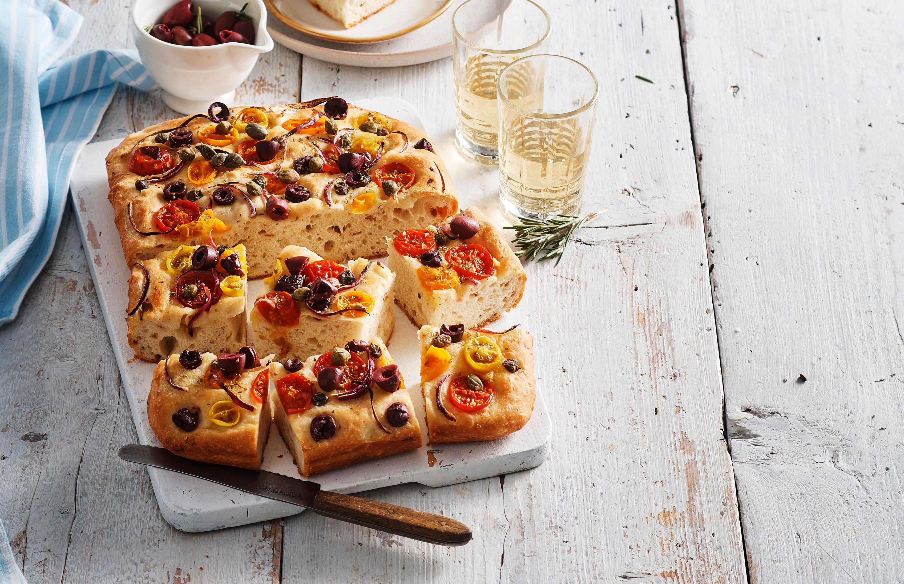 Focaccia so zeleninou a olivami