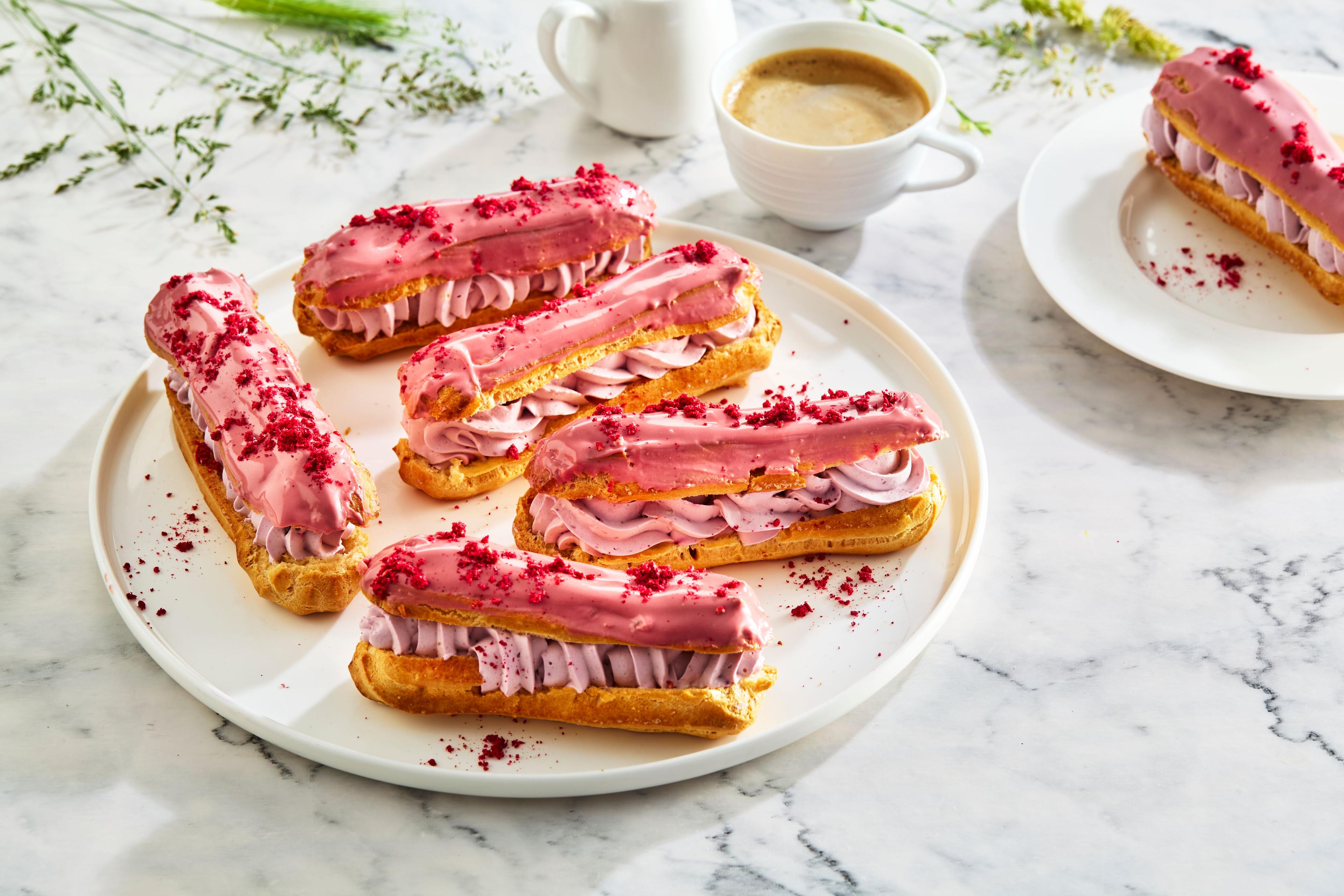 Éclair s čiernymi ríbezľami a ruby čokoládou