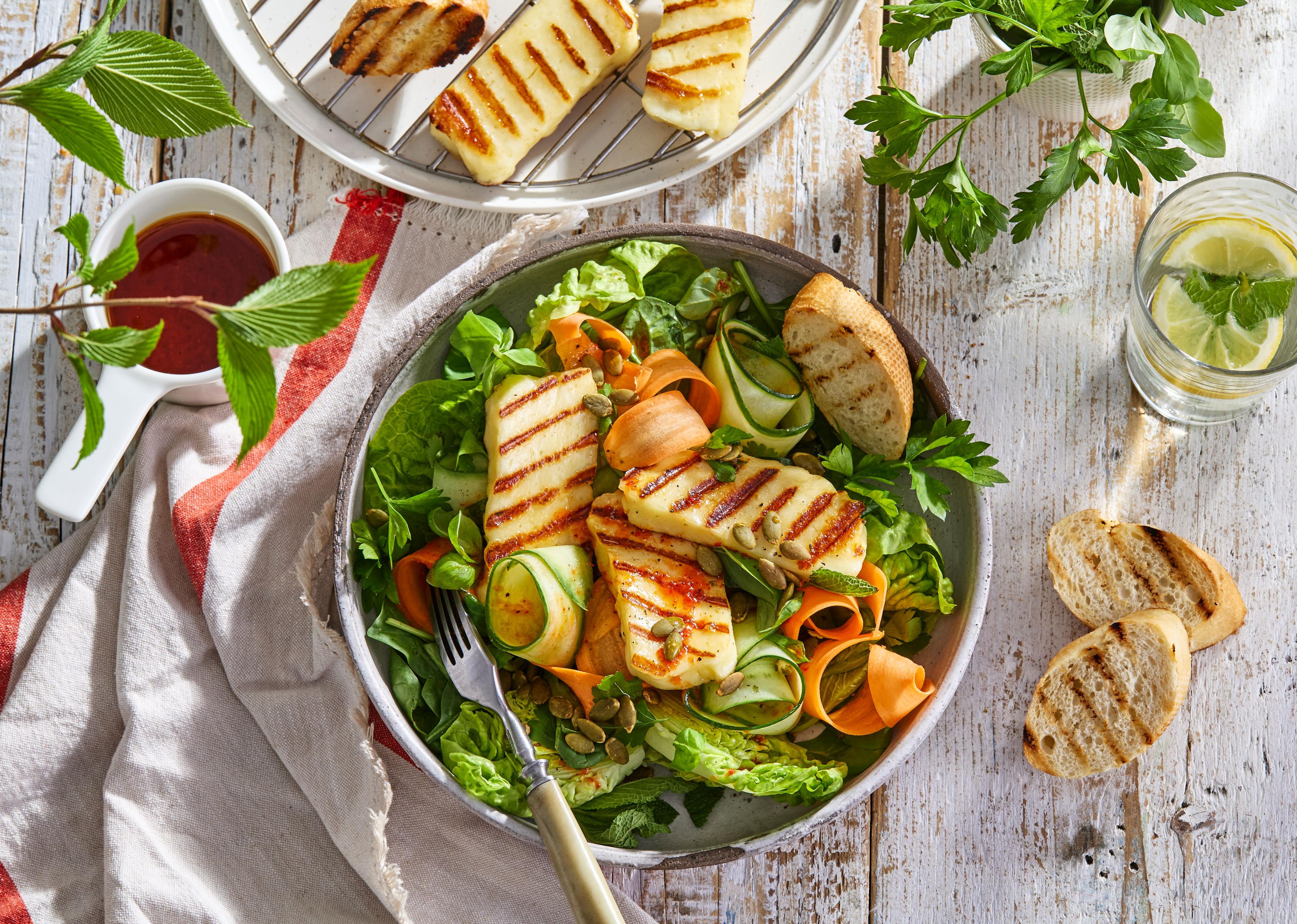 Grilovaný syr halloumi na zeleninovom šaláte