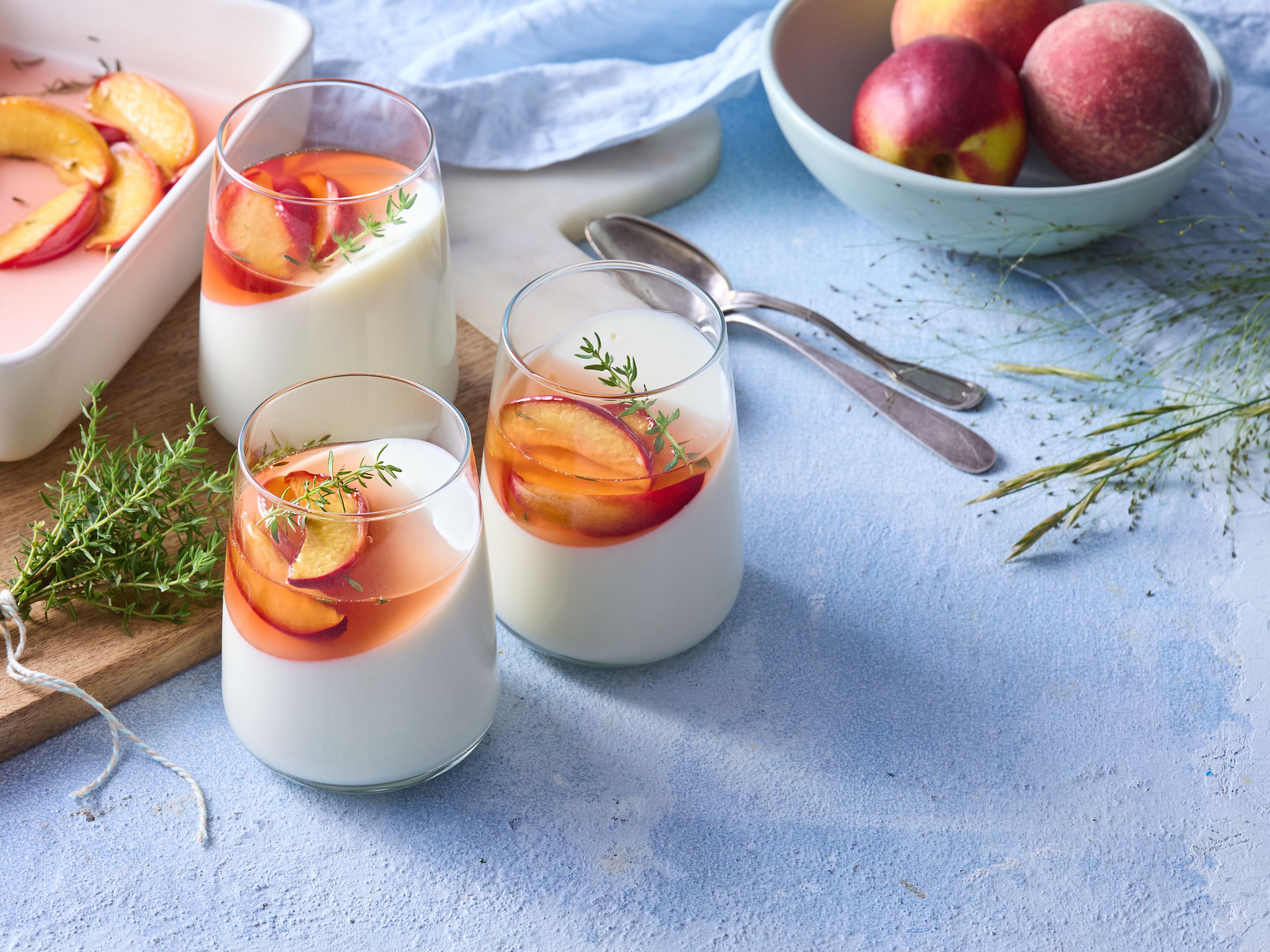Jogurtová panna cotta s ovocím