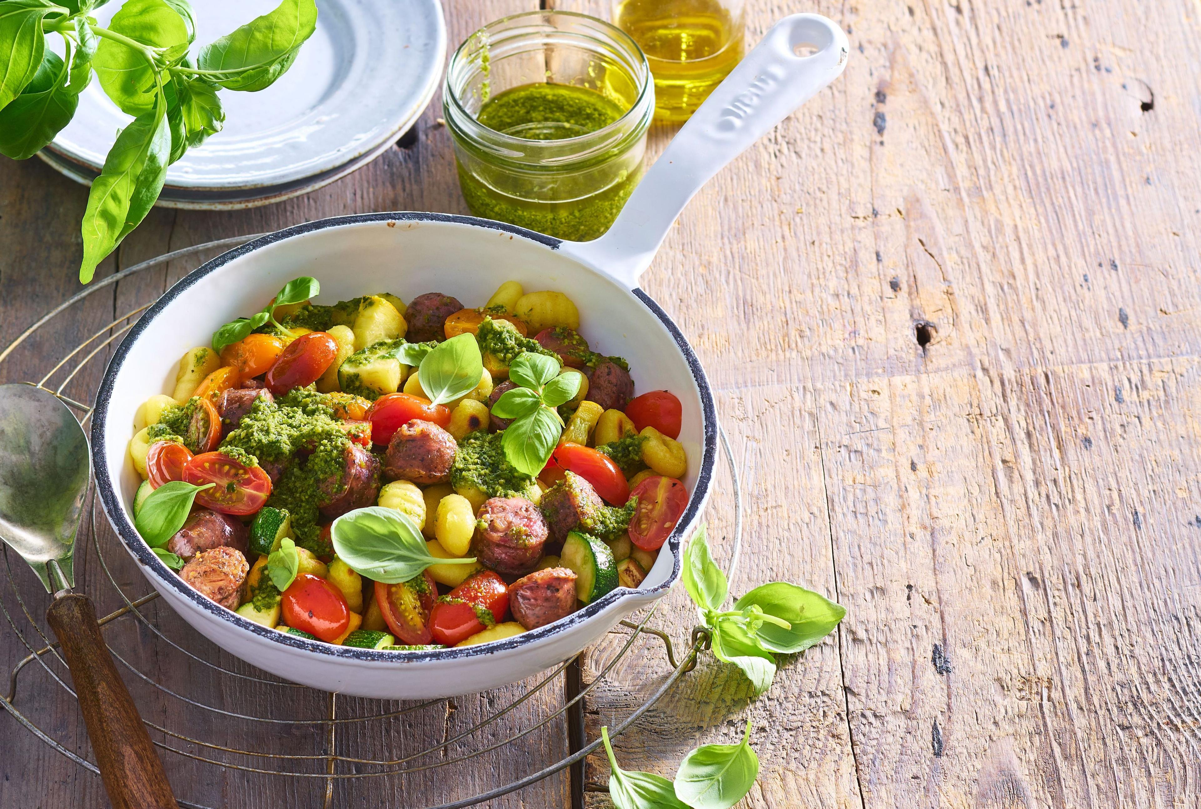 Gnocchi s klobásou, paradajkami a cuketou
