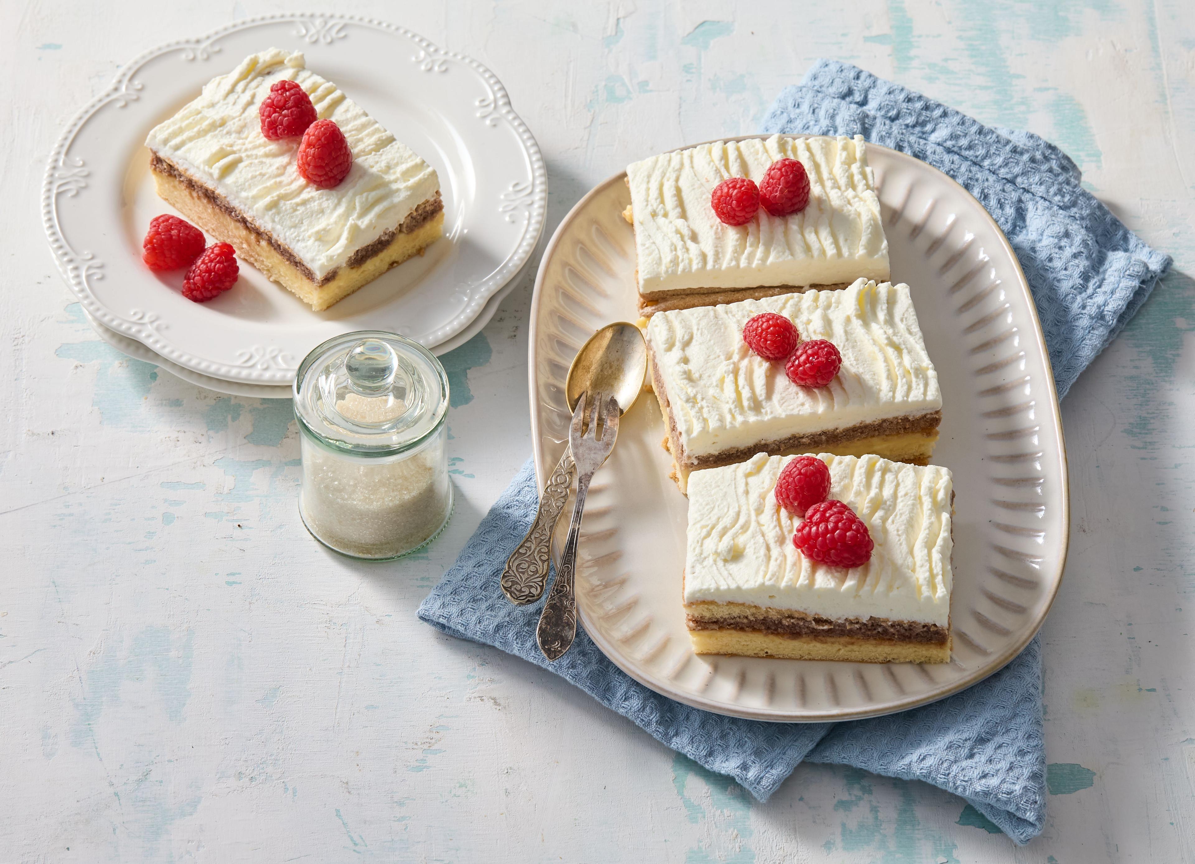 Kávové rezy s mascarpone a malinami