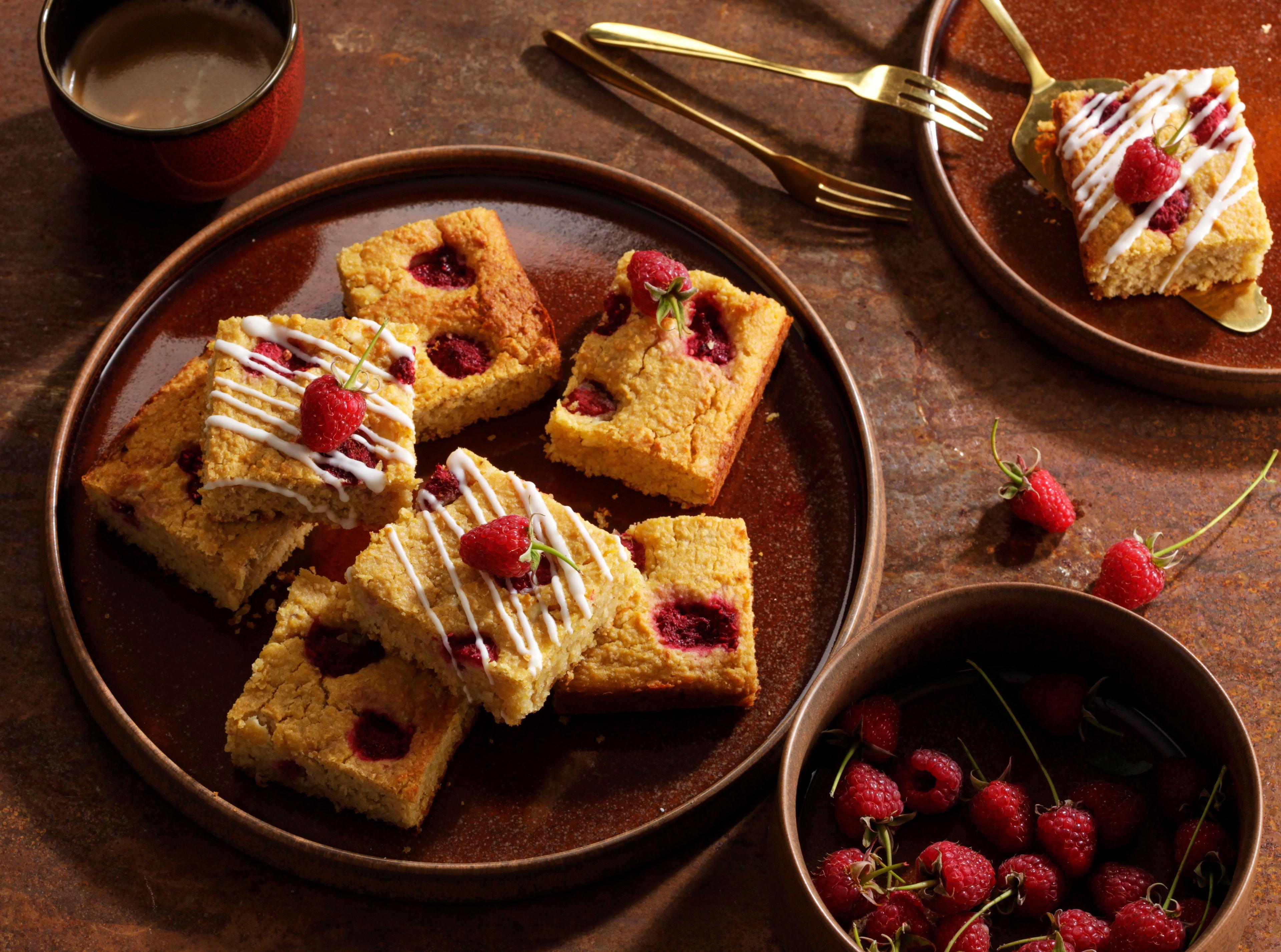 Cícerové blondies s malinami