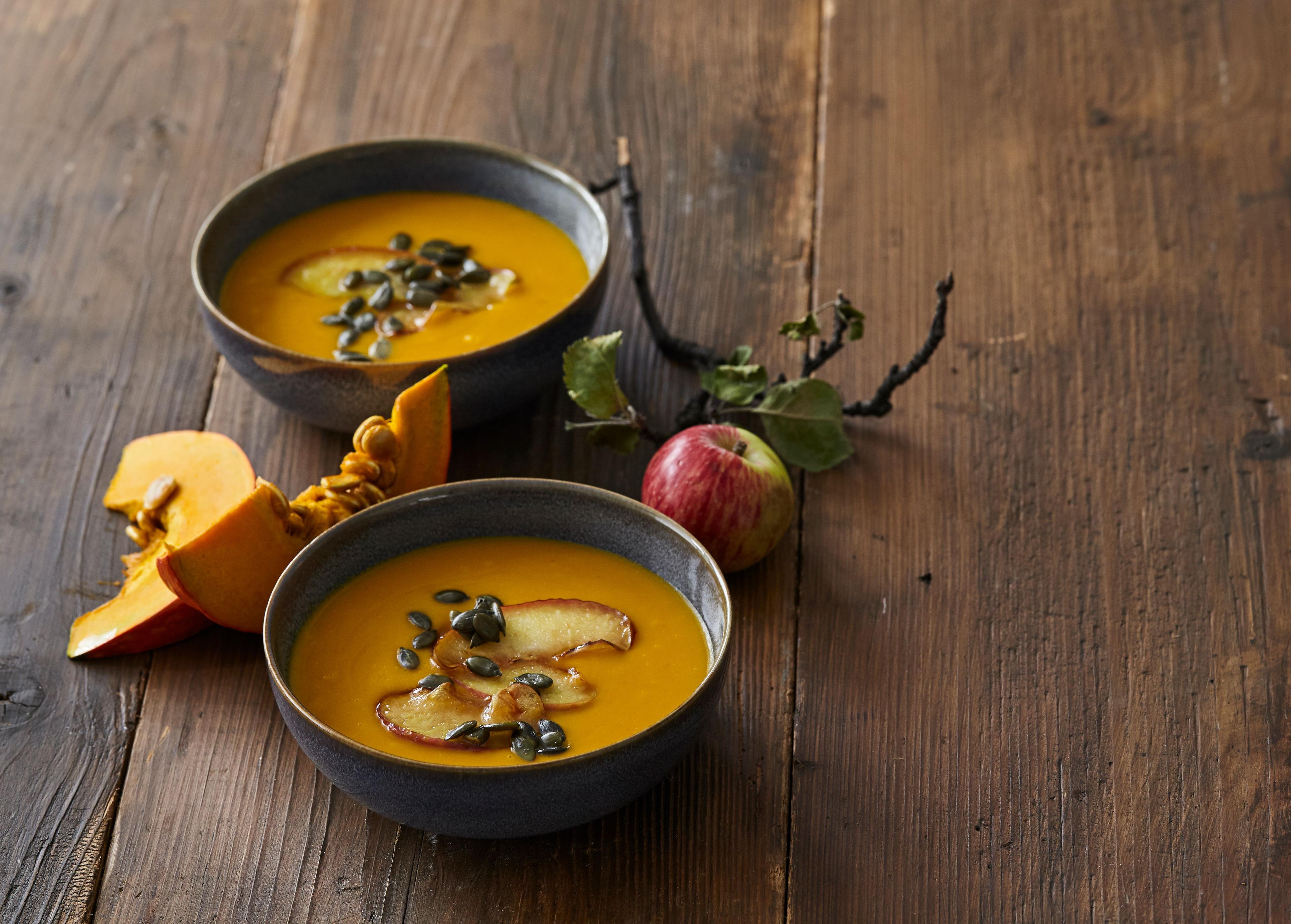 Tekvicová polievka s jablkami a tekvicovými semienkami