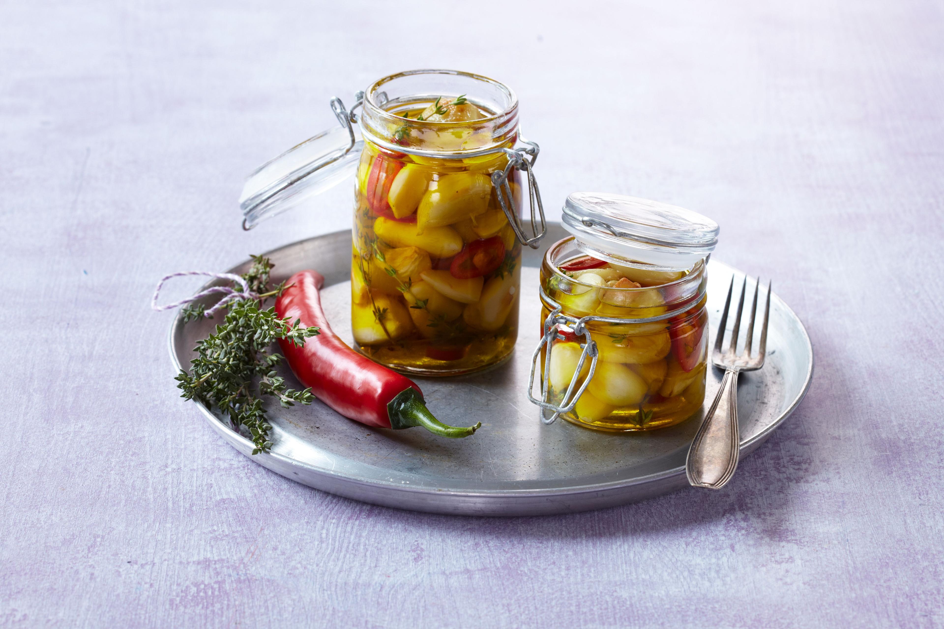 Nakladaný pečený cesnak s chilli