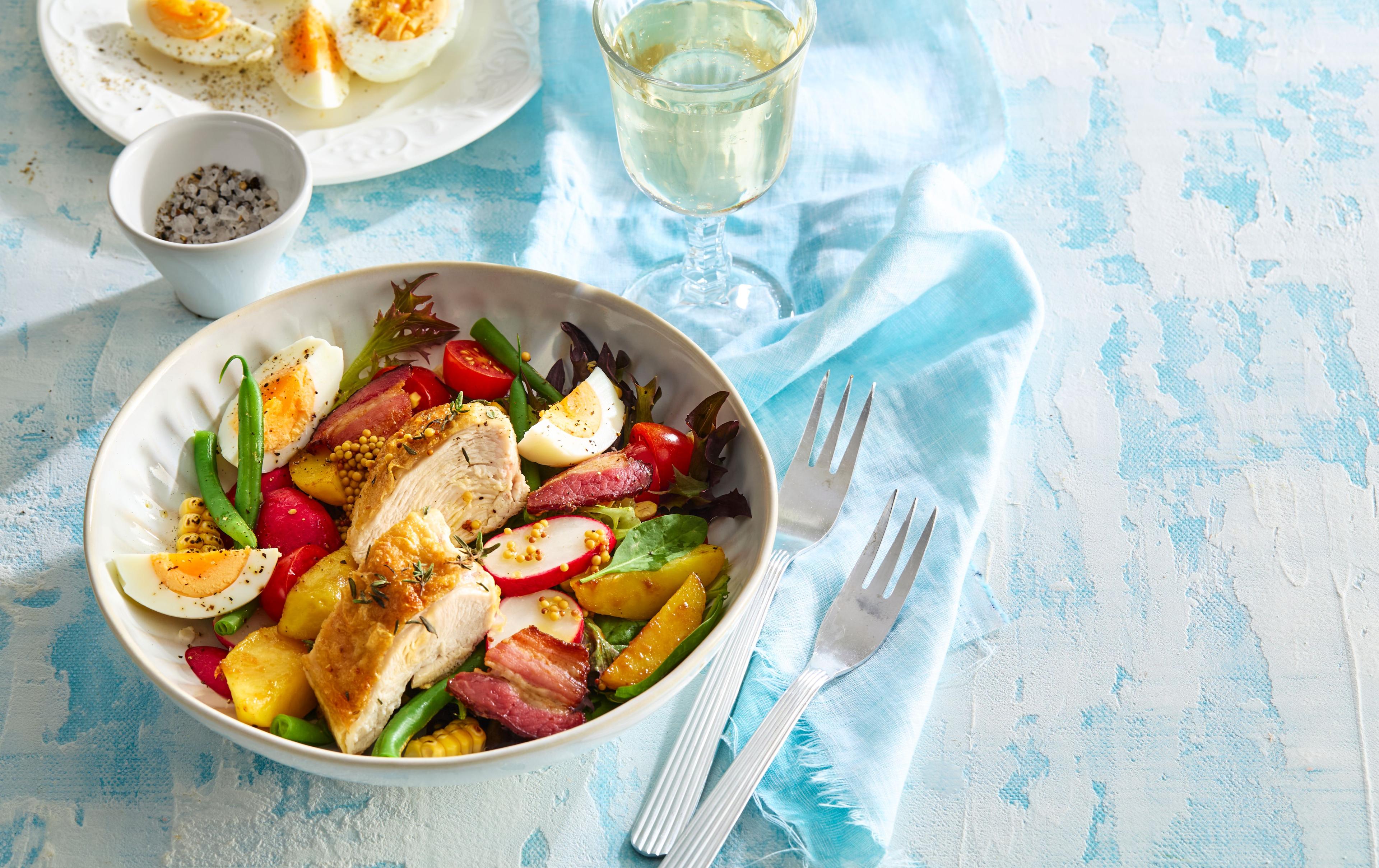 Farmársky šalát so zemiakmi, vajíčkom a zeleninou