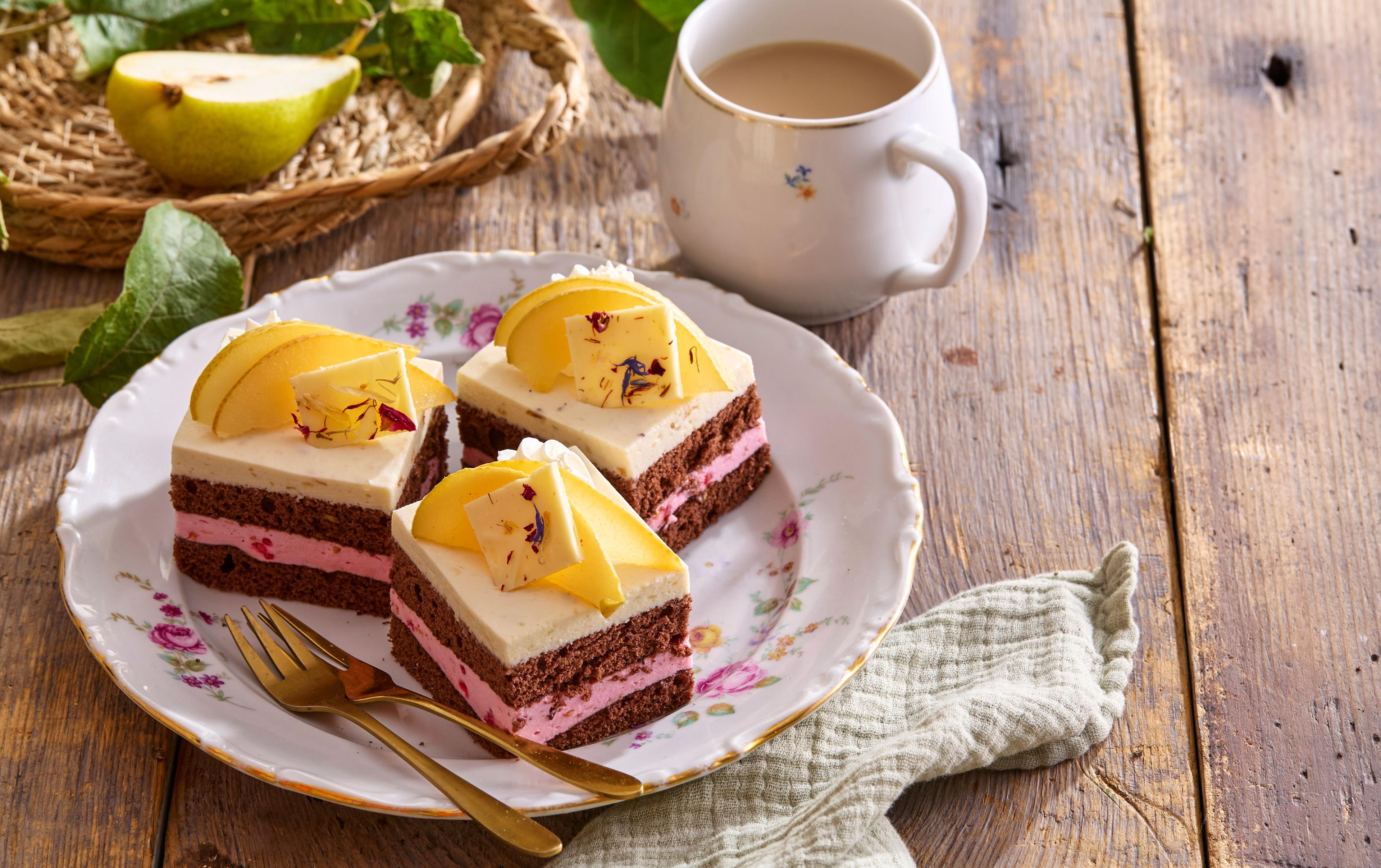 Kakaové rezy s hruškami a malinami