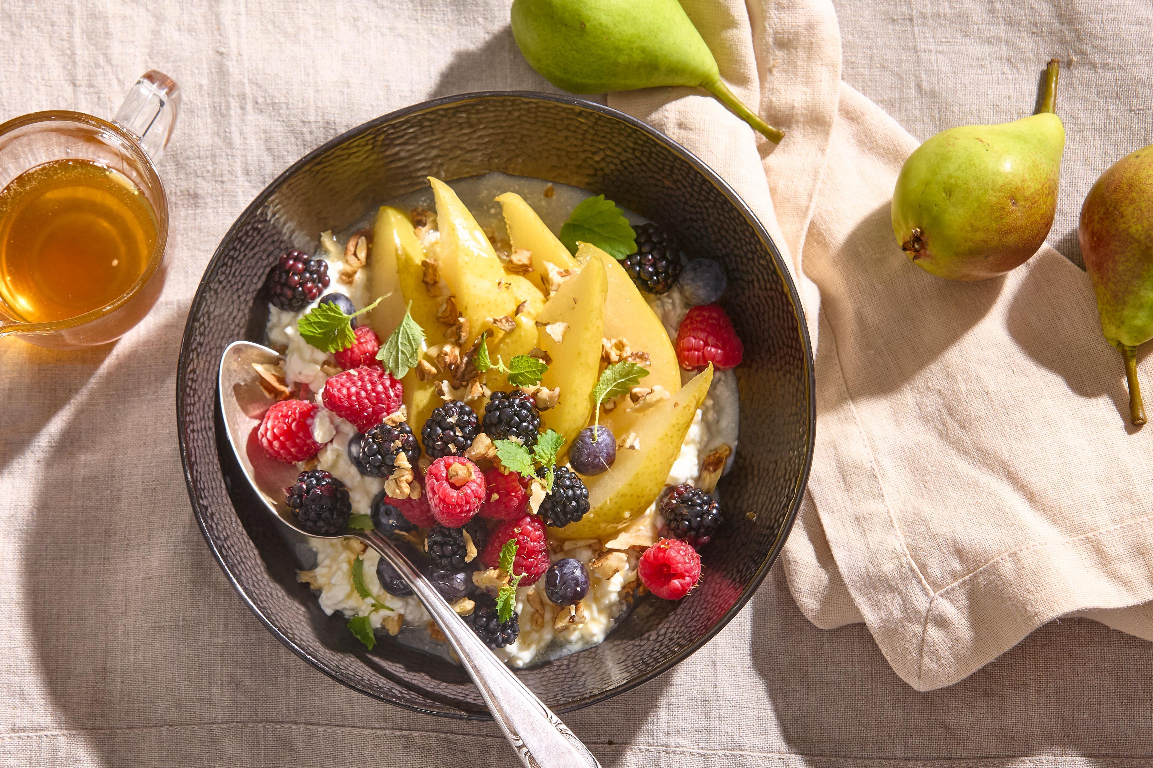 Pečené hrušky s orechmi a ovocím