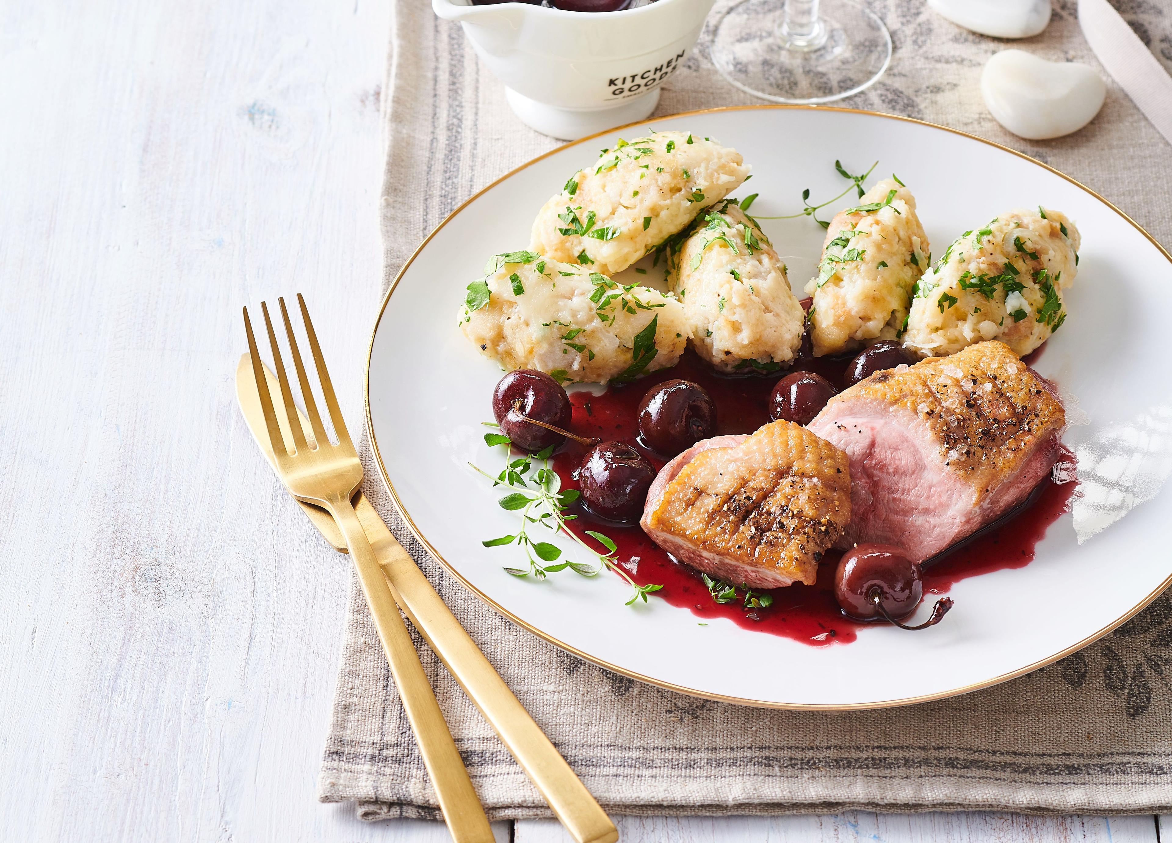 Kačacie prsia s parmezánovými gnocchi a marinovanými višňami