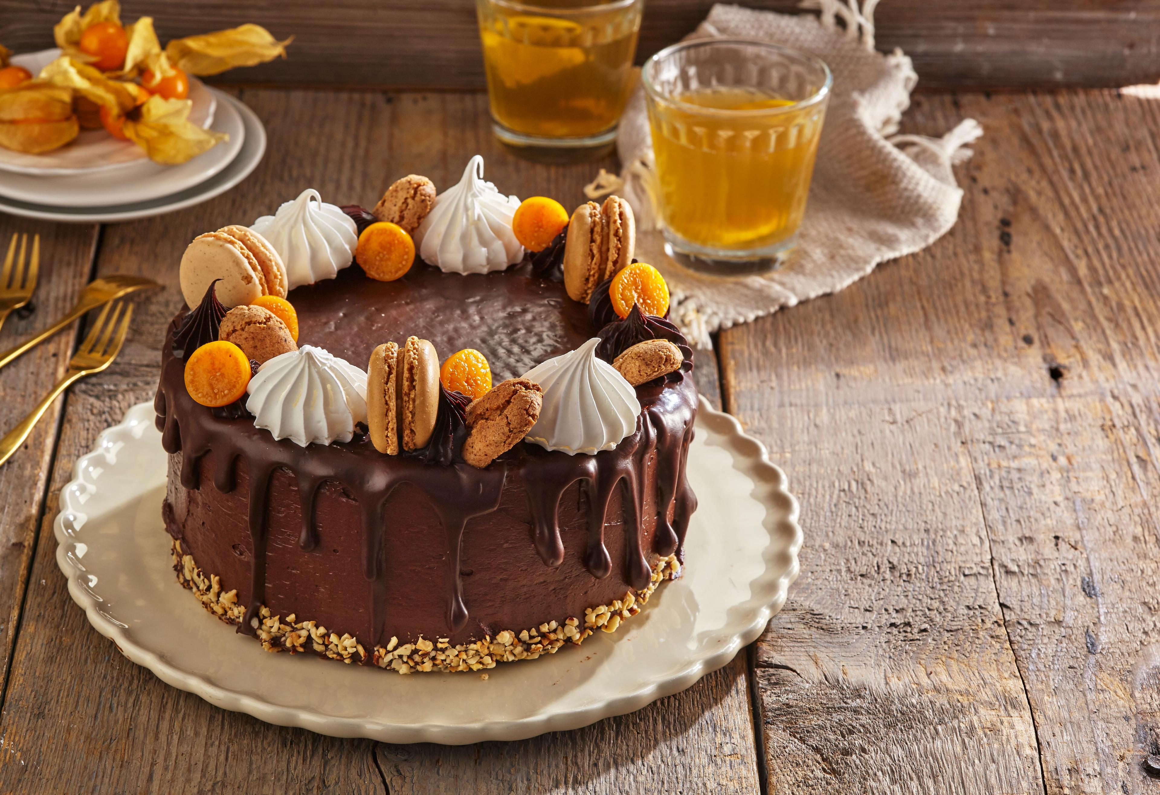 Narodeninová čokoládová torta s makrónkami