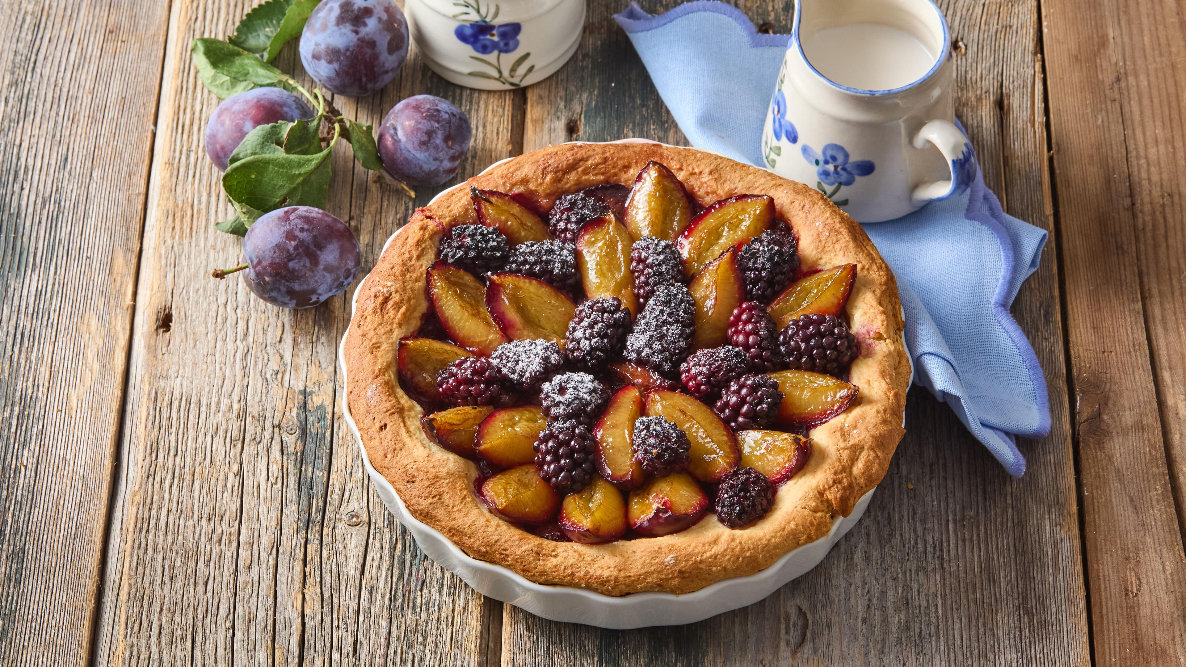 Kysnutý koláč so slivkami a ostružinami