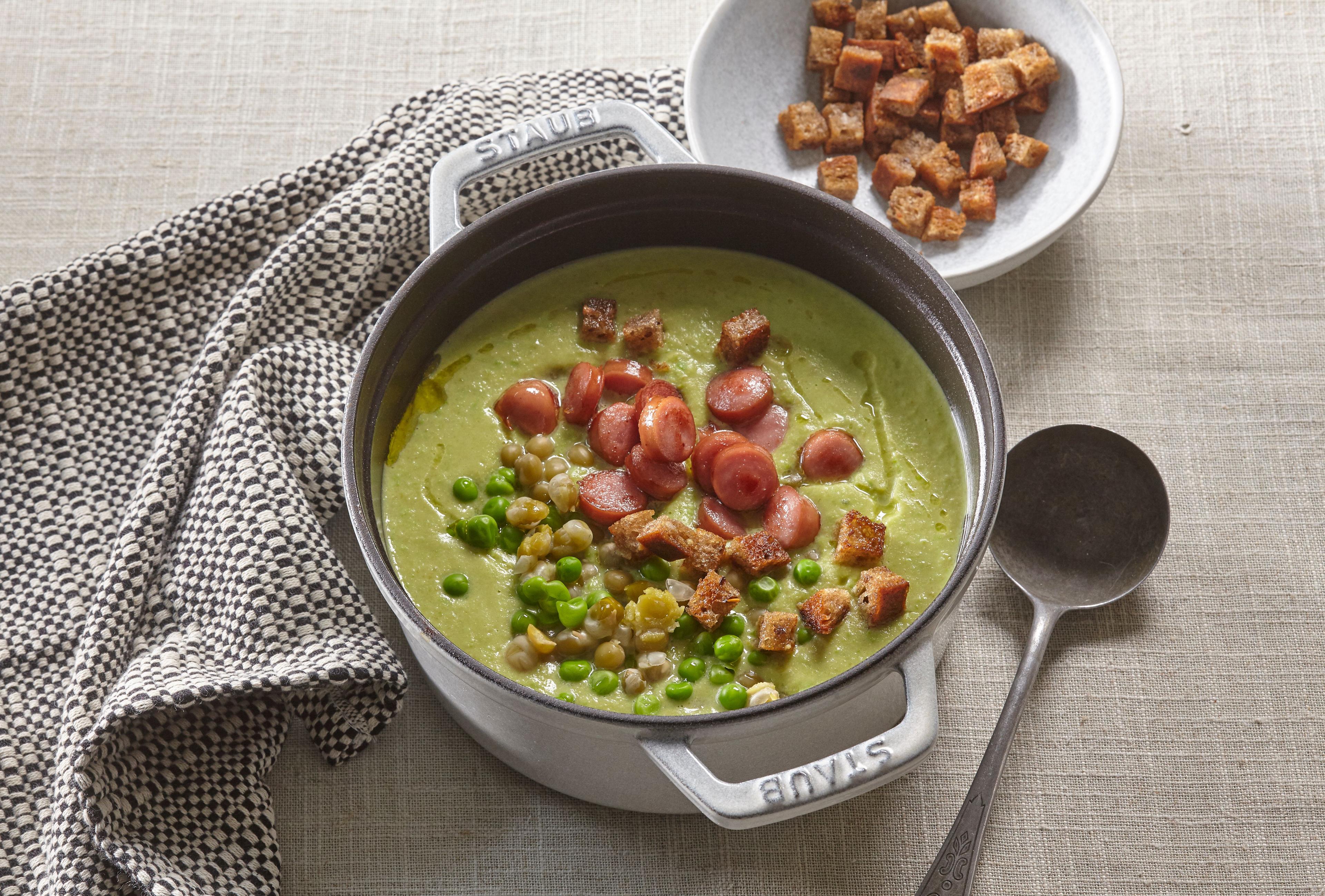 Hrachová polievka s párkami