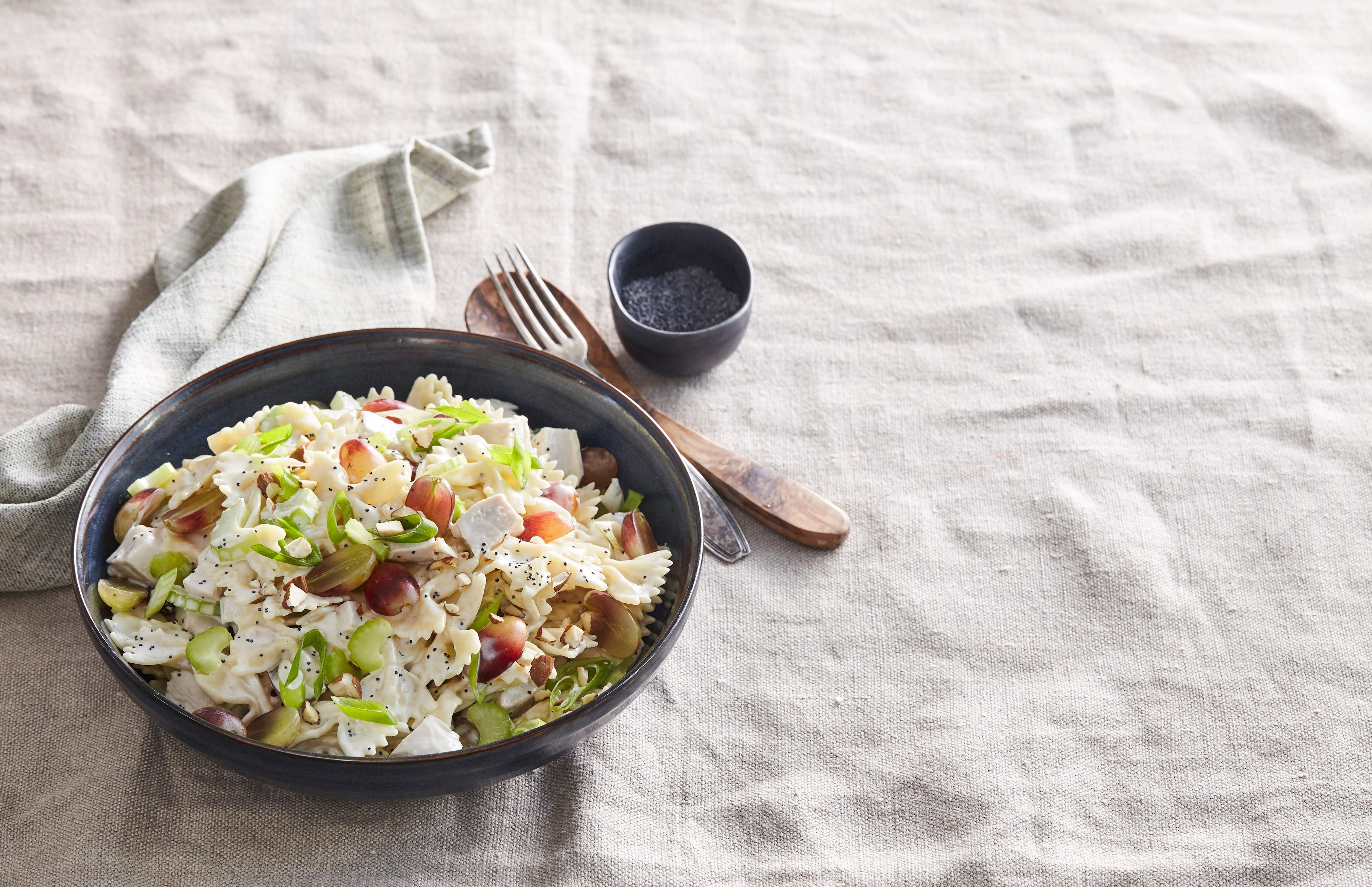 Cestovinový šalát s morčacím mäsom a makovou zálievkou