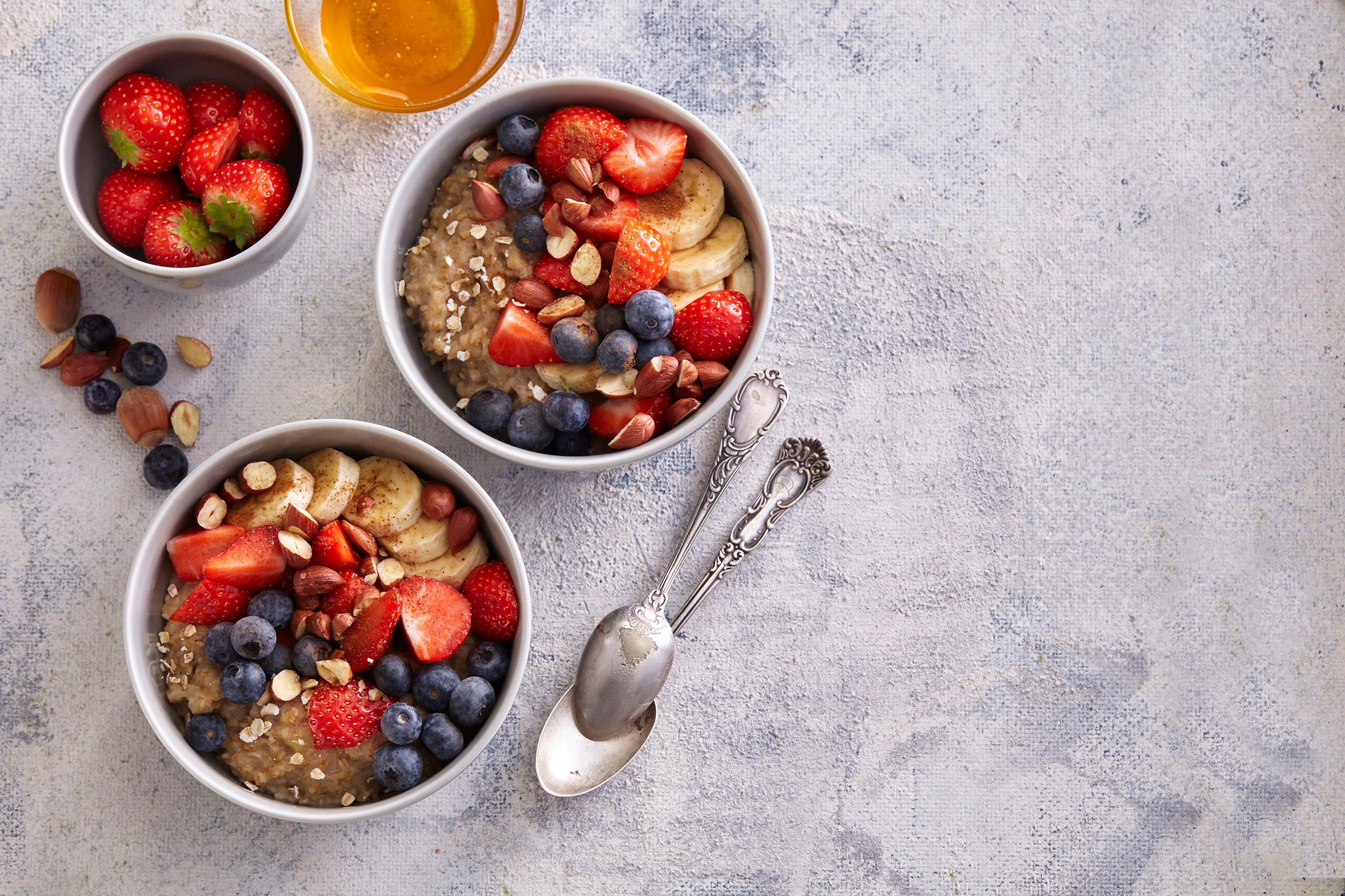 Banánová ovsená kaša s lieskovými orechmi