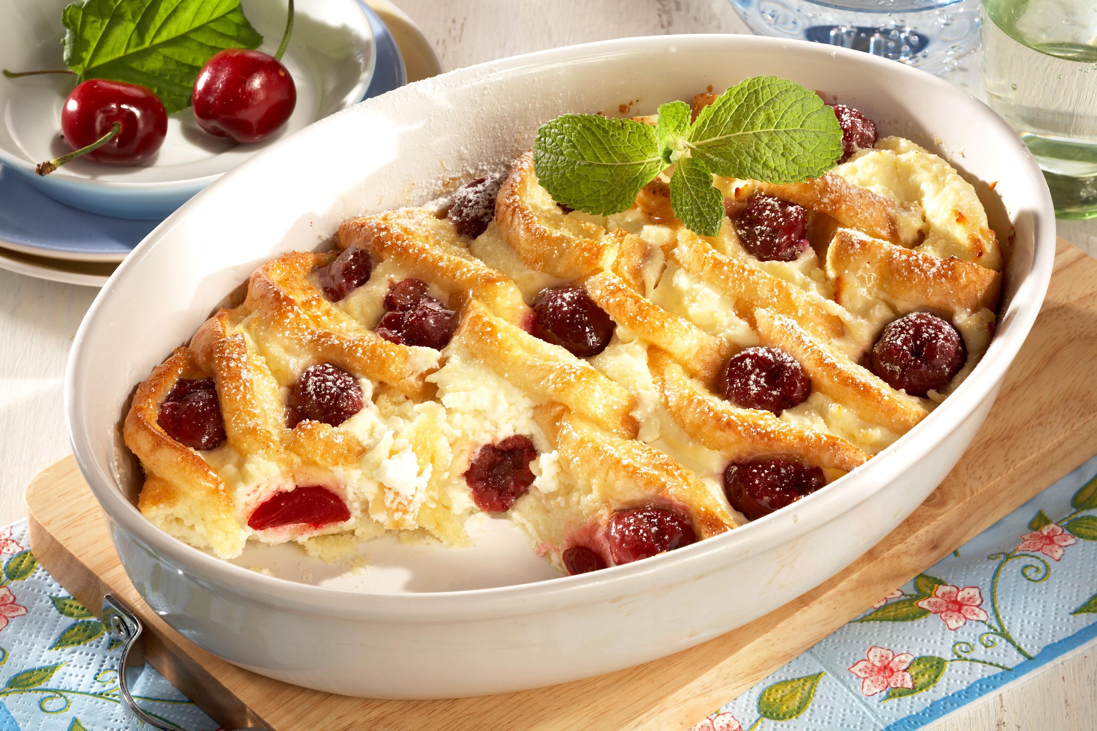 Tvarohová žemľovka s višňami