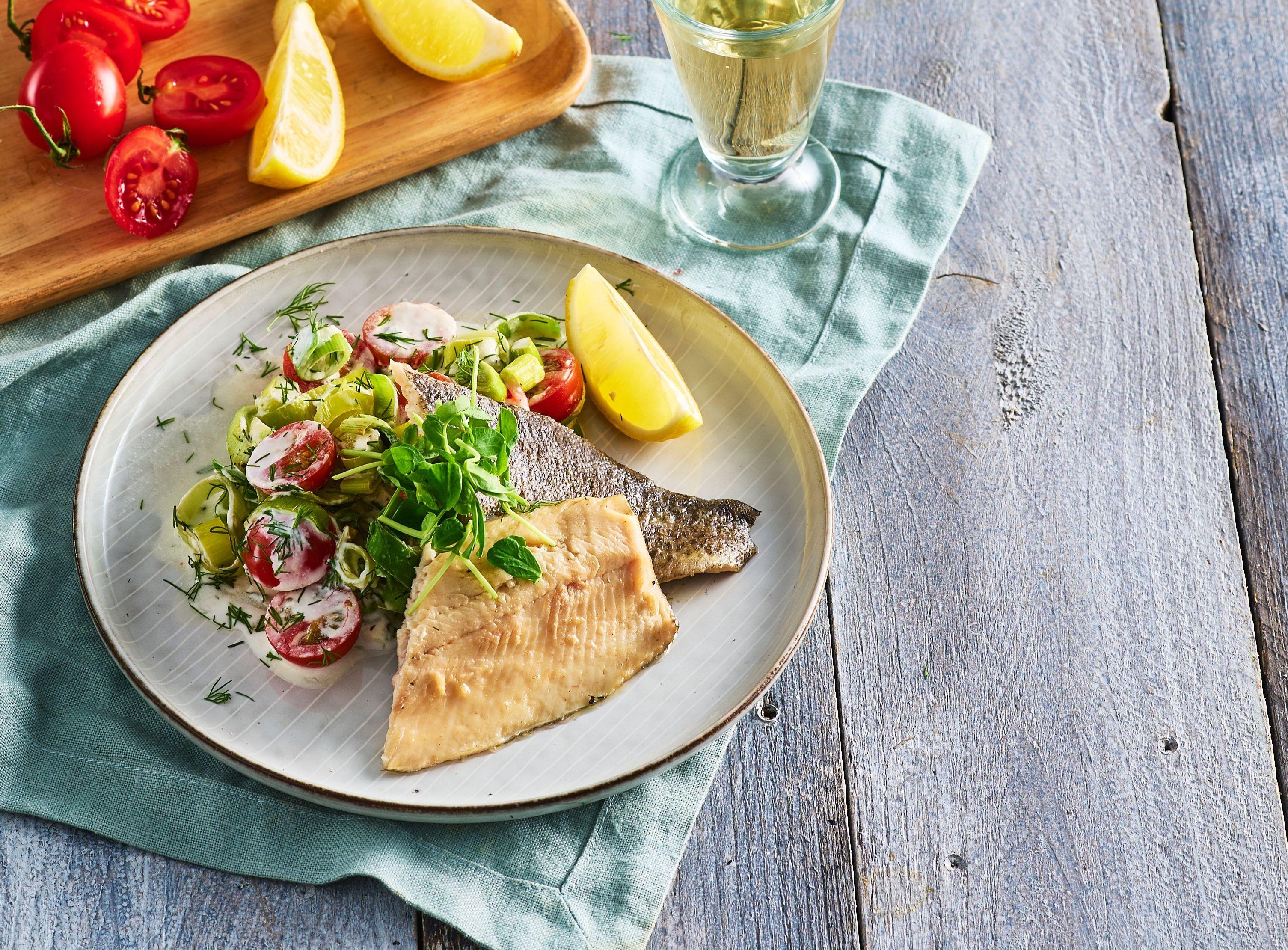 Pošírovaný pstruh s duseným smotanovým pórom