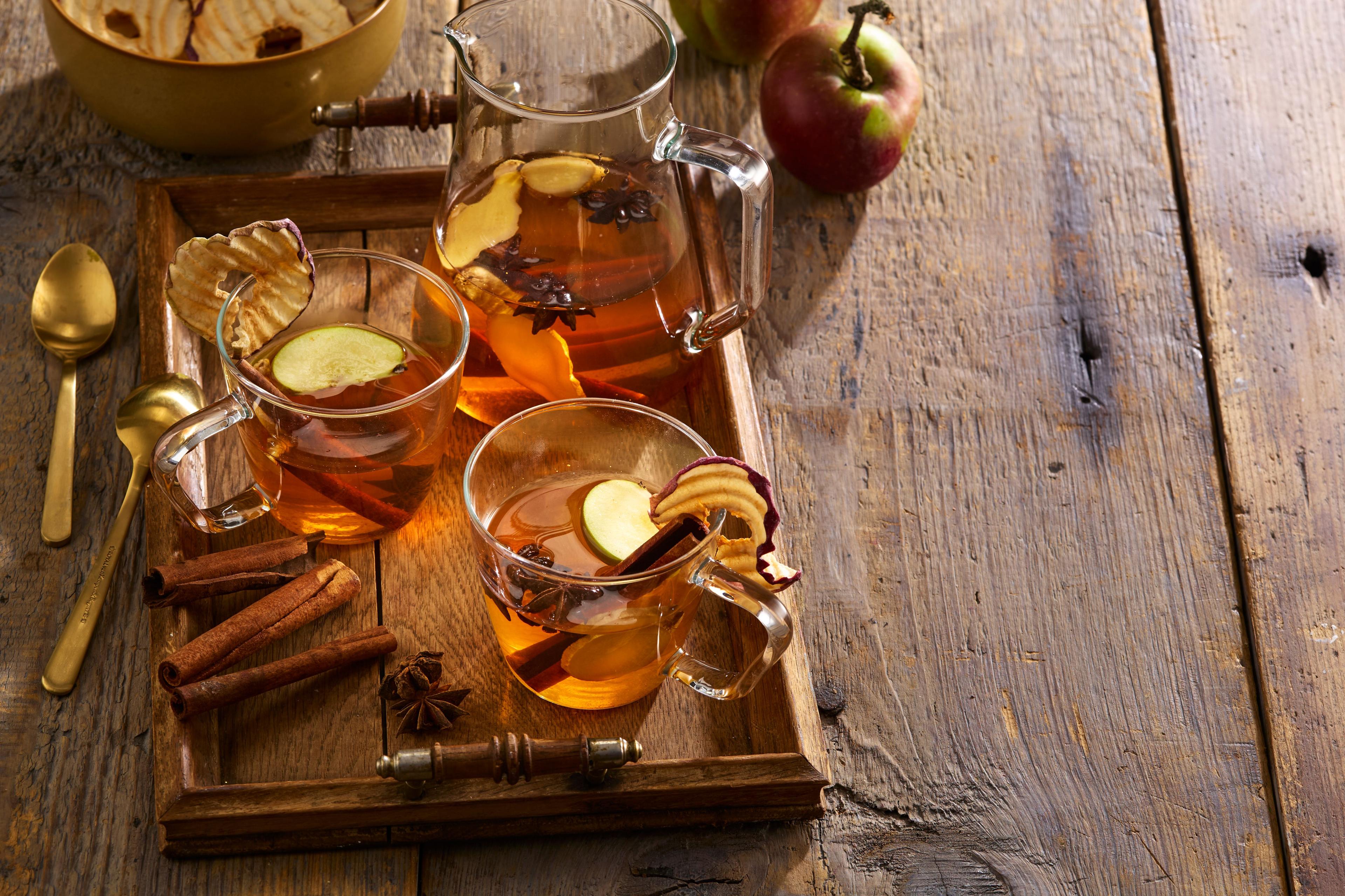 Hrejivý jablkový nápoj so škoricou