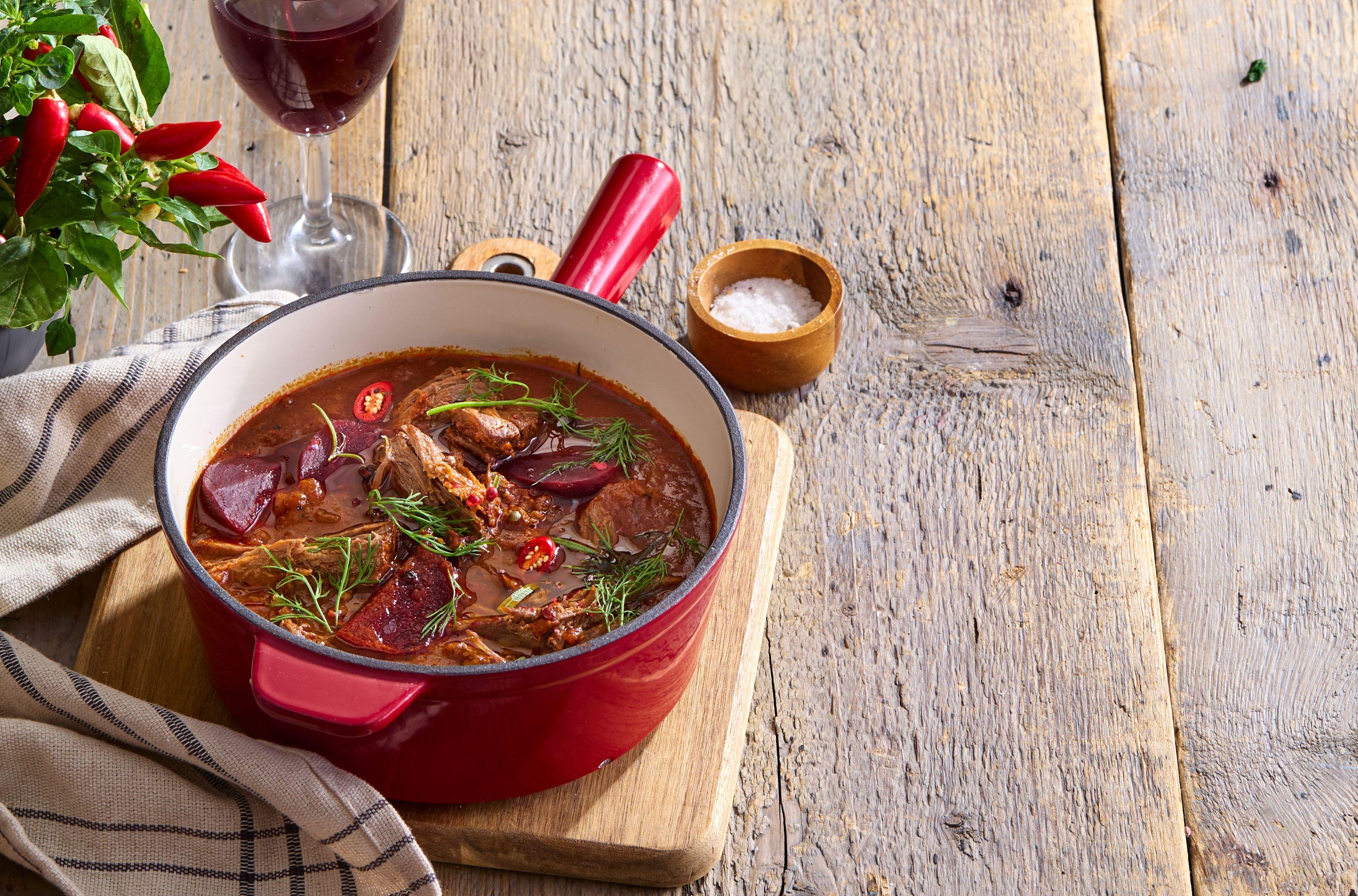 Pomaly dusené hovädzie s červenou repou a kôprom