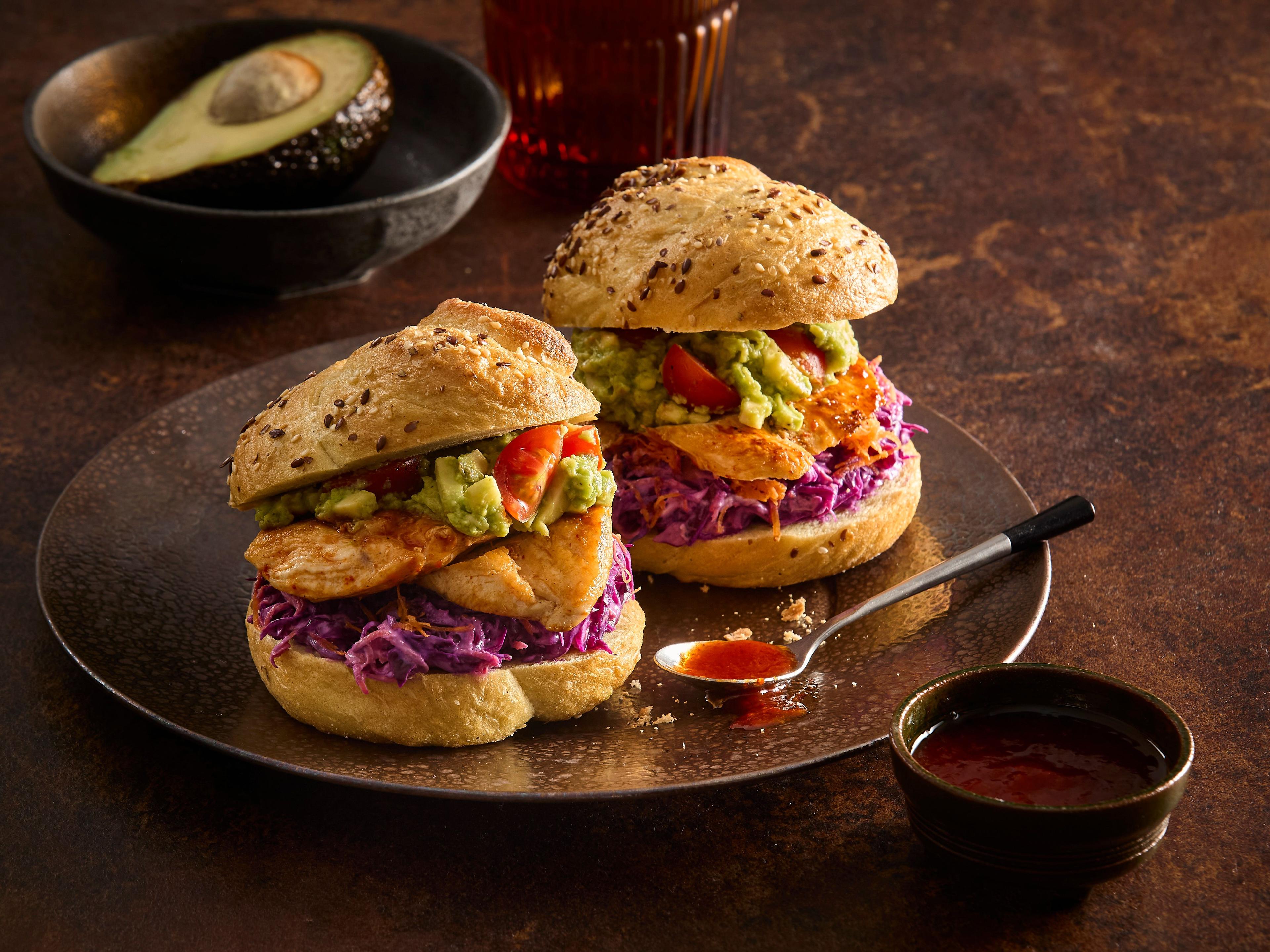 Hamburger s grilovanými kuracími prsiami a šalátom coleslaw