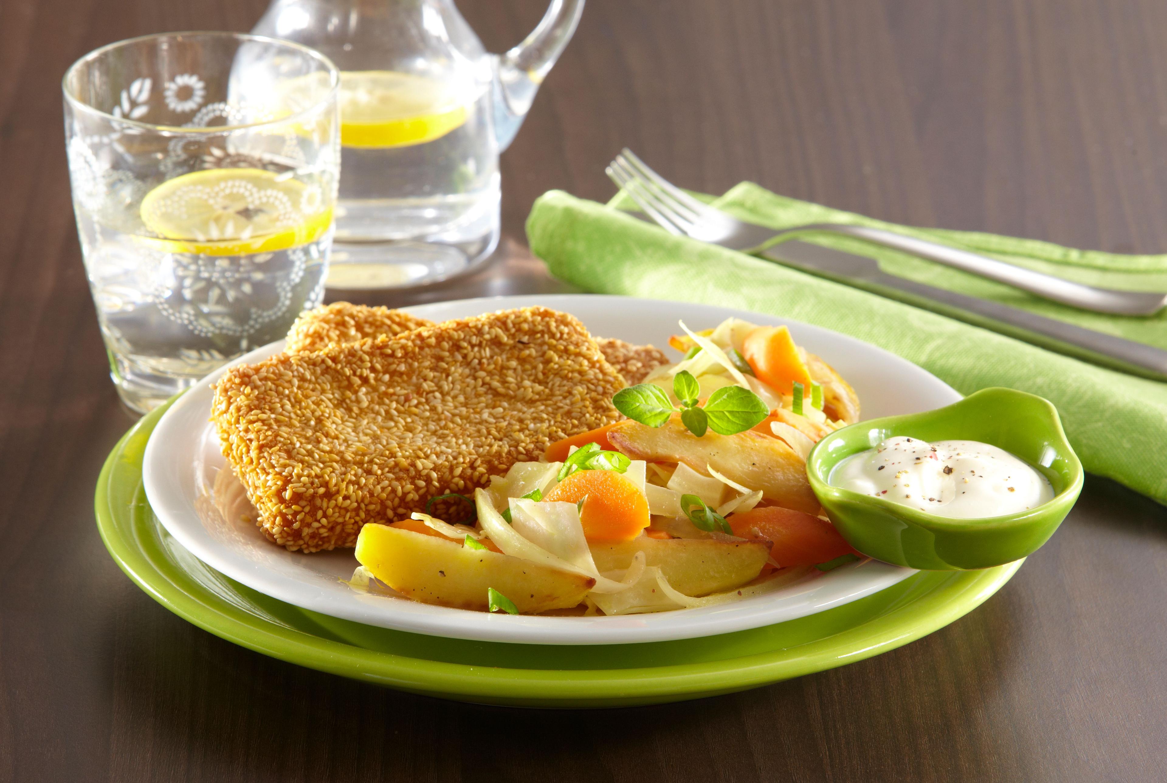 Balkánsky syr v sezame s dusenou zimnou zeleninou