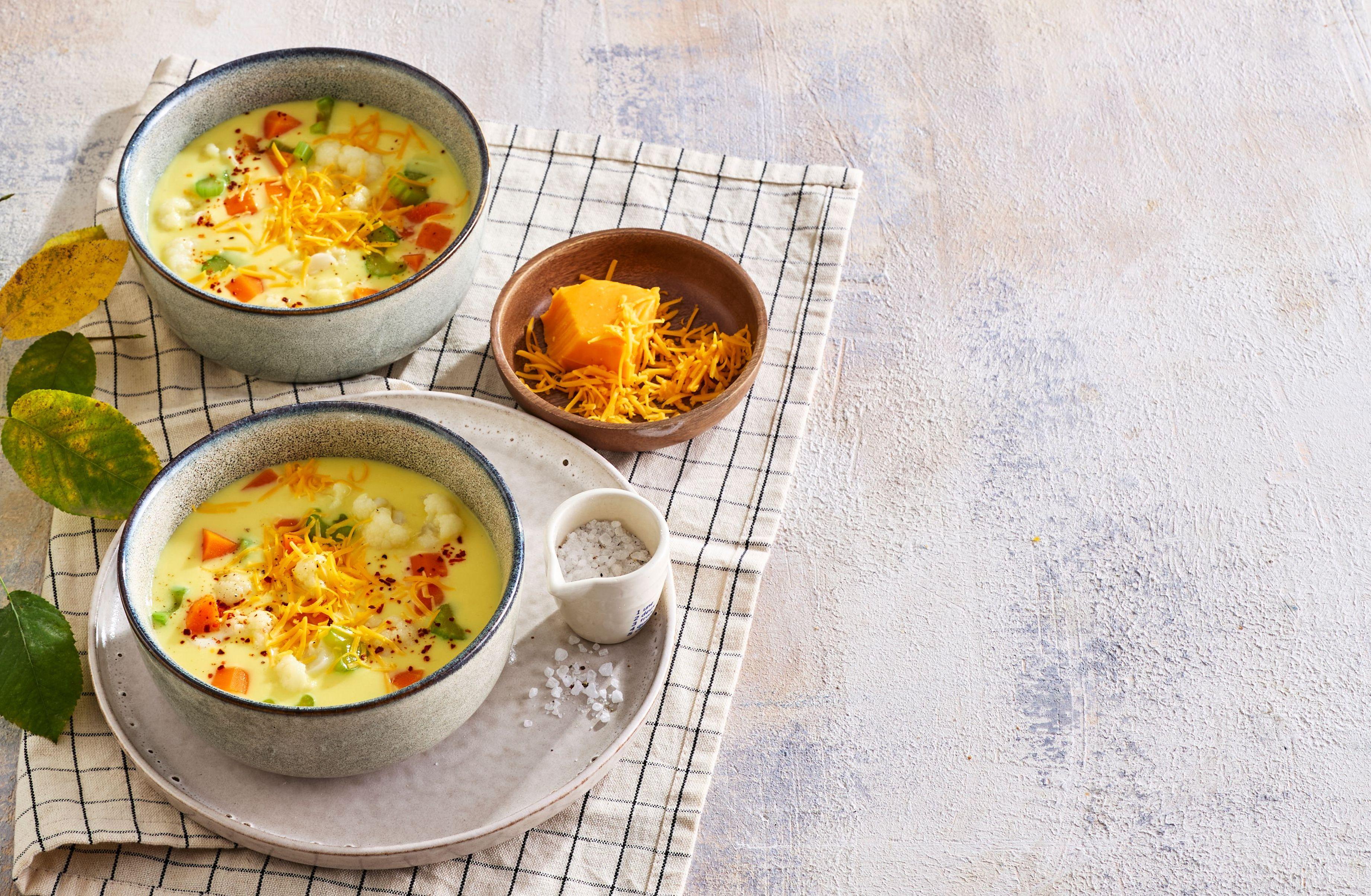 Karfiolová polievka s mrkvou, zelerom a syrom cheddar