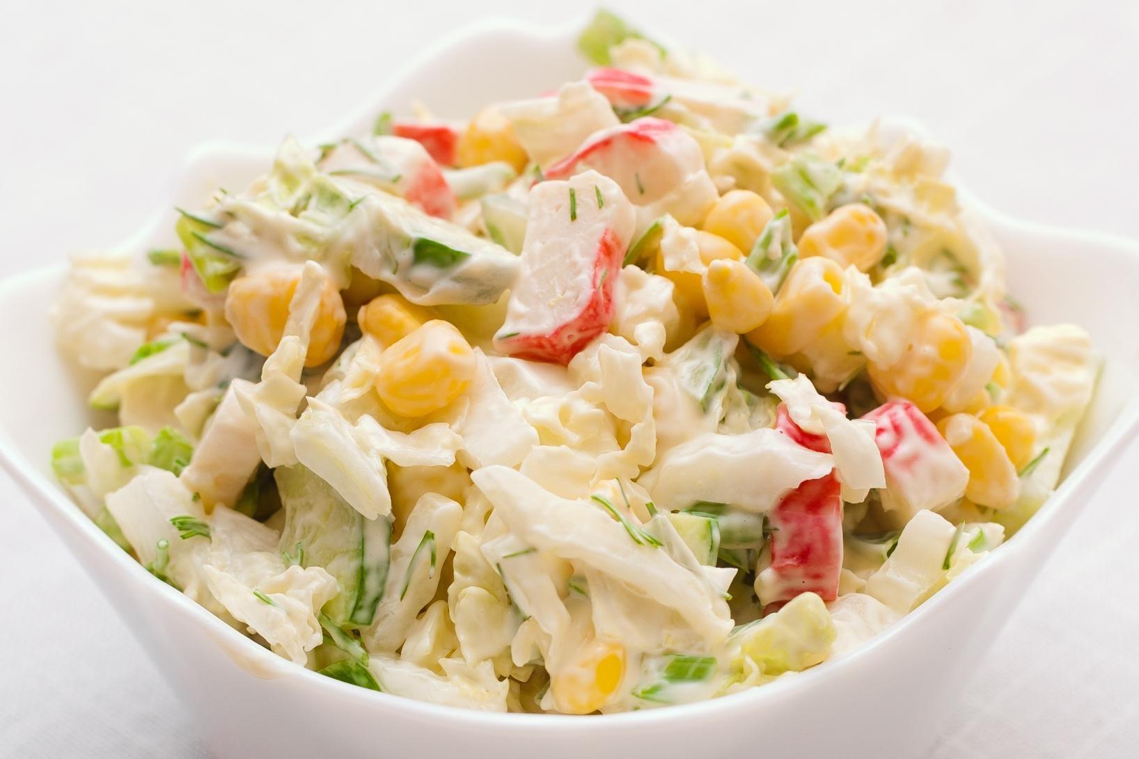 Cestovinový šalát so surimi tyčinkami