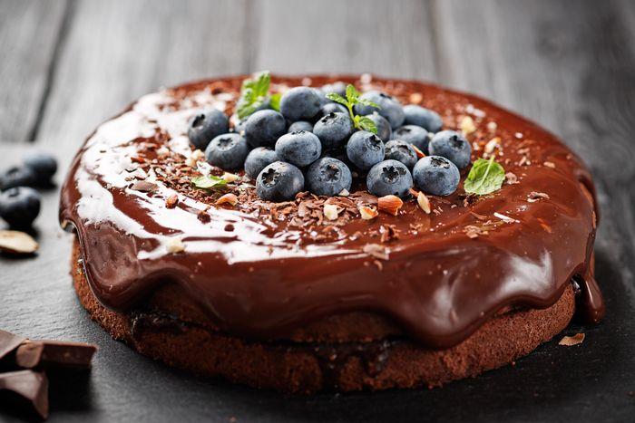 Čokoládová torta s čučoriedkami a jahodami