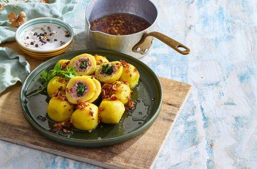 Zemiakové knedličky plnené údeným mäsom a špenátom