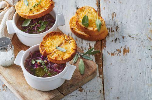 Francúzska cibulačka z červenej cibule