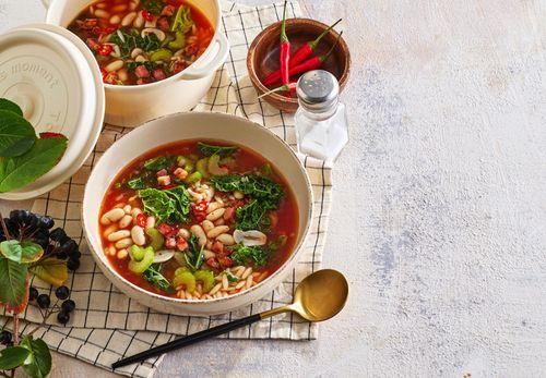 Paradajková polievka s kelom, fazuľou a slaninou
