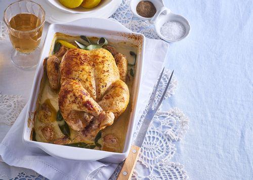 Sviatočné pečené kura v mlieku so šalviou
